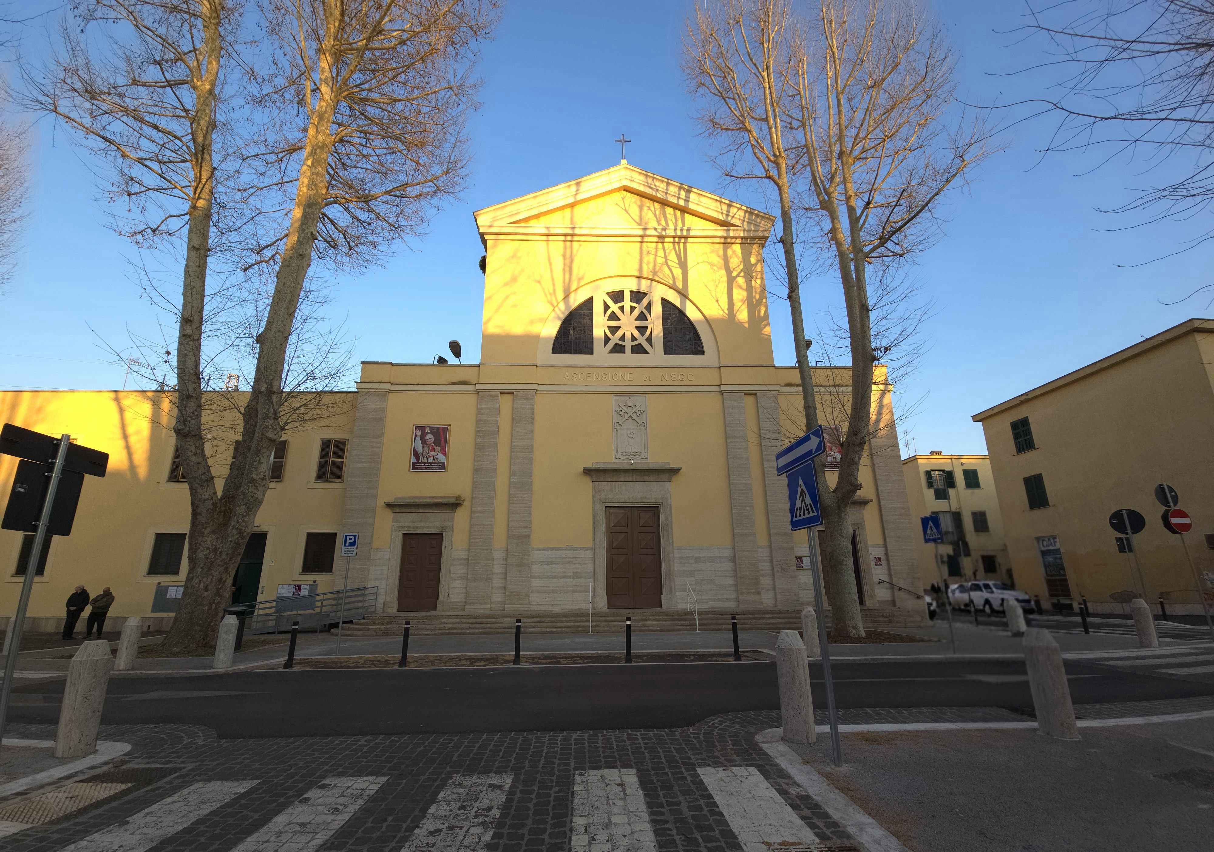 L'esterno della chiesa della parrocchia dell'Ascensione nel Quarticciolo a Roma: qui il Papa celebrerà l'Eucaristia assieme alla comunità locale in occasione della terza delle sue visite pastorali alle parrocchie romane.