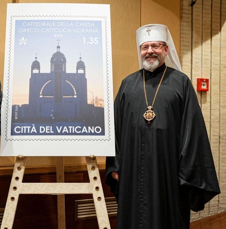 L’arcivescovo maggiore Sviatoslav
Shevchuk, capo della Chiesa greco-cattolica ucraina, con il francobollo vaticano dedicato ai 30 anni di ricostituzione della metropolia di Kiev