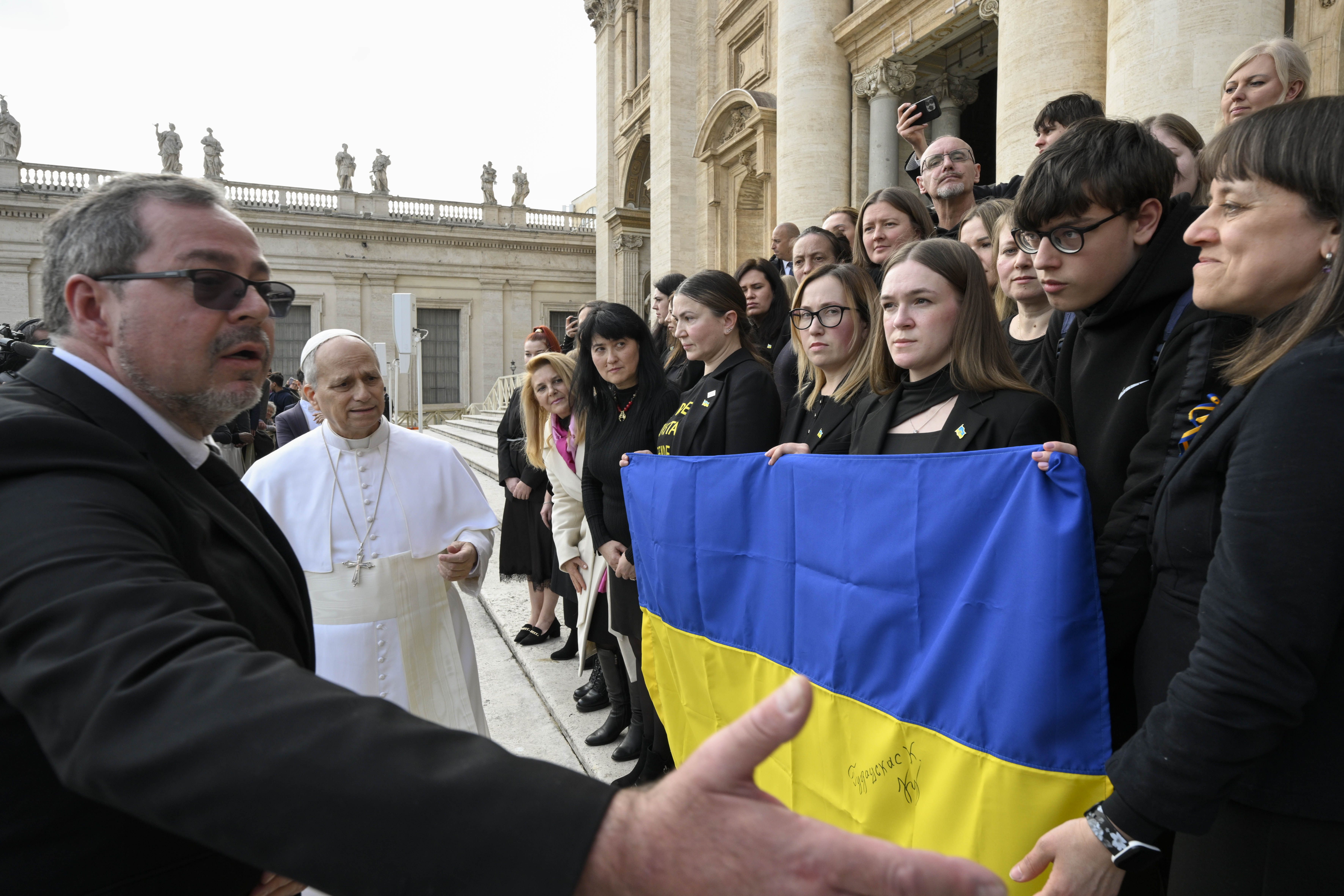 Papa Leone XIV incontra un gruppo di ucraini che hanno i parenti prigionieri di guerra in Russia o scomparsi durante gli scontri / VATICAN MEDIA