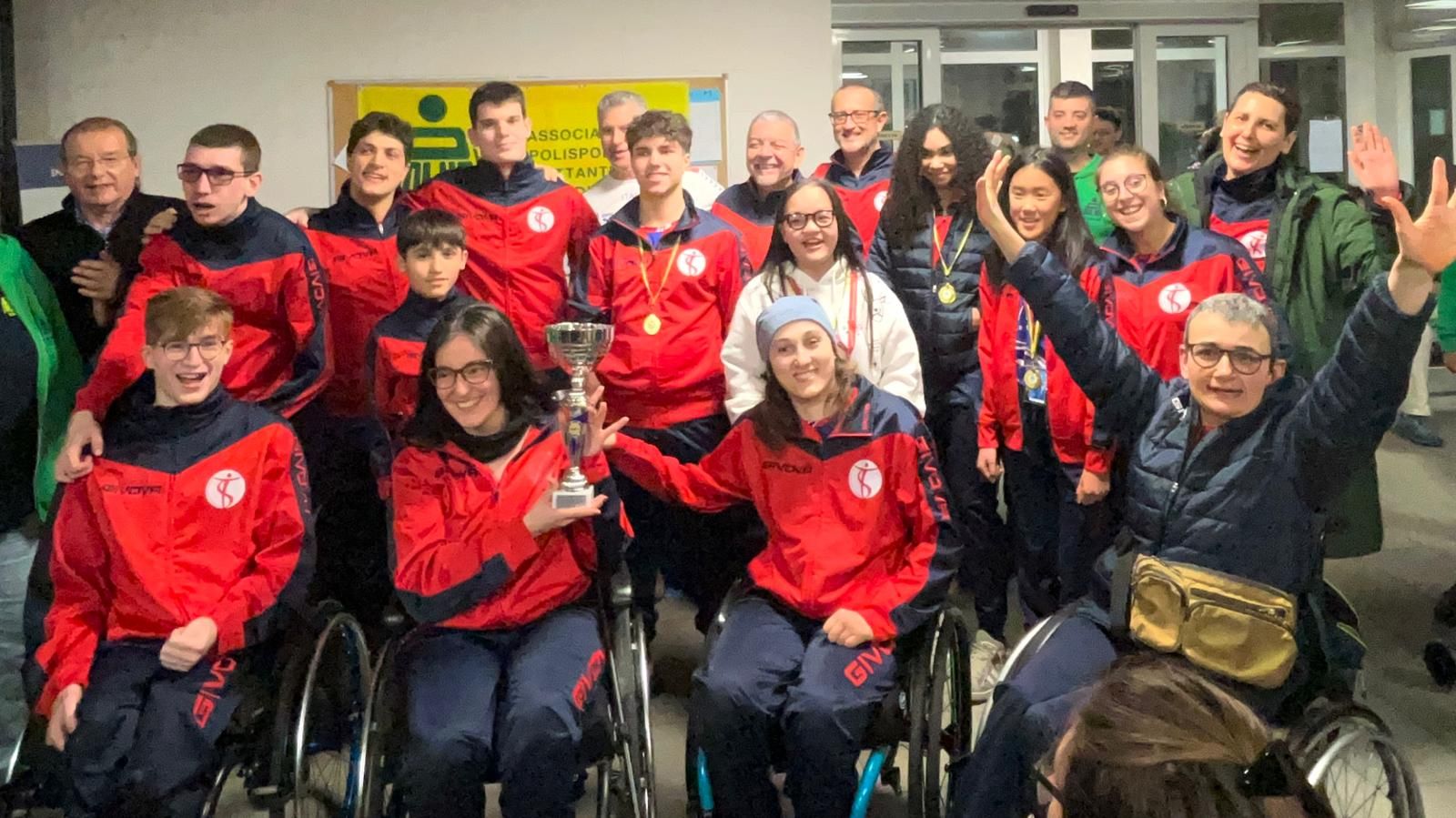 Edoardo con la squadra di nuoto paralimpico della sua società sportiva
