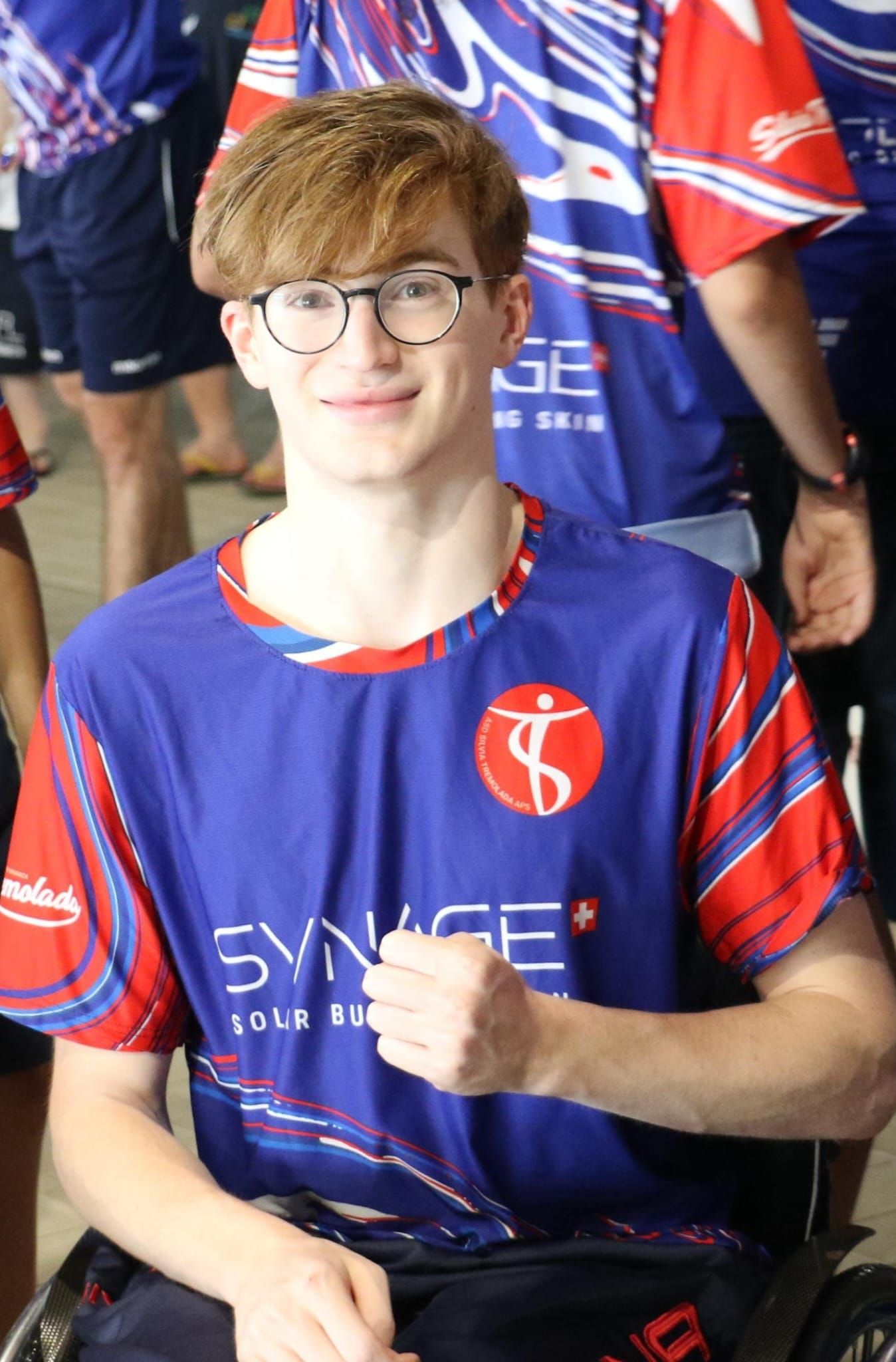 Edoardo con la maglia della sua società di nuoto paralimpico, la Asd Silvia Tremolada