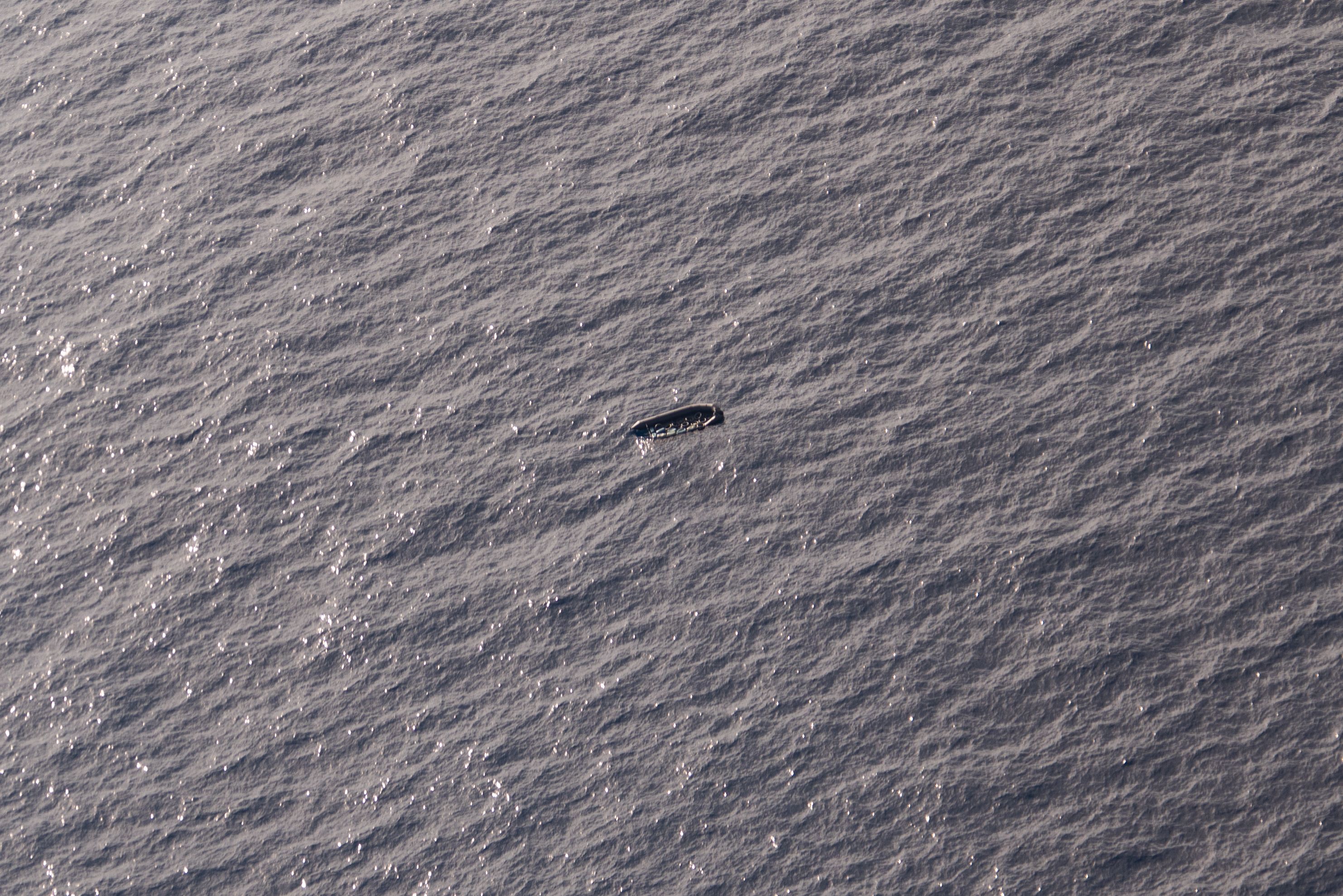 Un gommone vuoto e abbandonato in mezzo al mare, intercettato dal velivolo Albatross Uno di HPISwiss /Sos Mediterranee