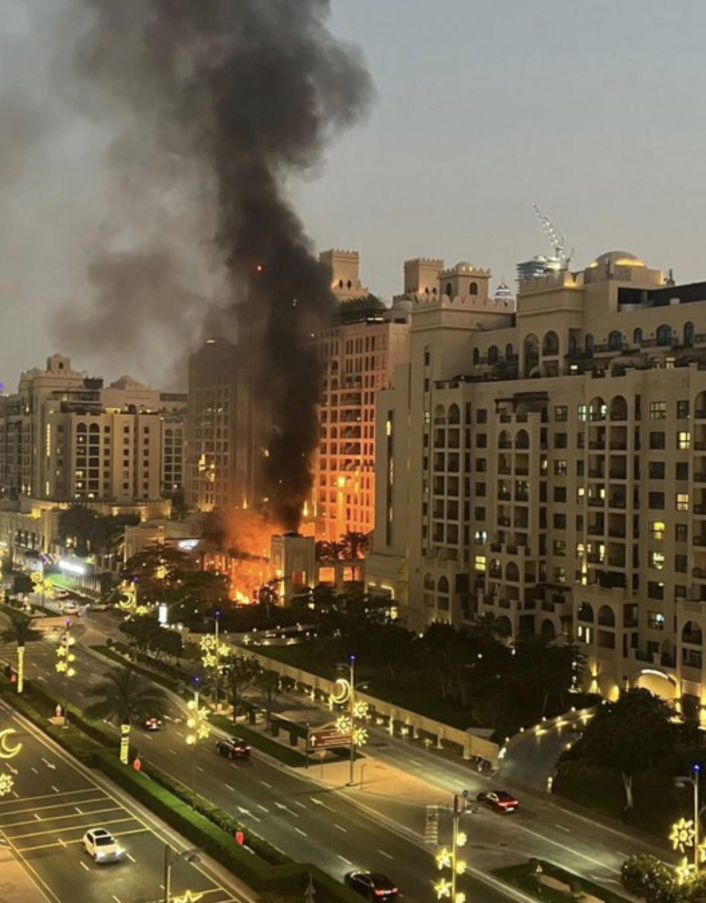 A Dubai, negli Emirati Arabi Uniti, l’attacco a un edificio nella zona di Palm Jumeirah che ha causato quattro feriti / Ansa