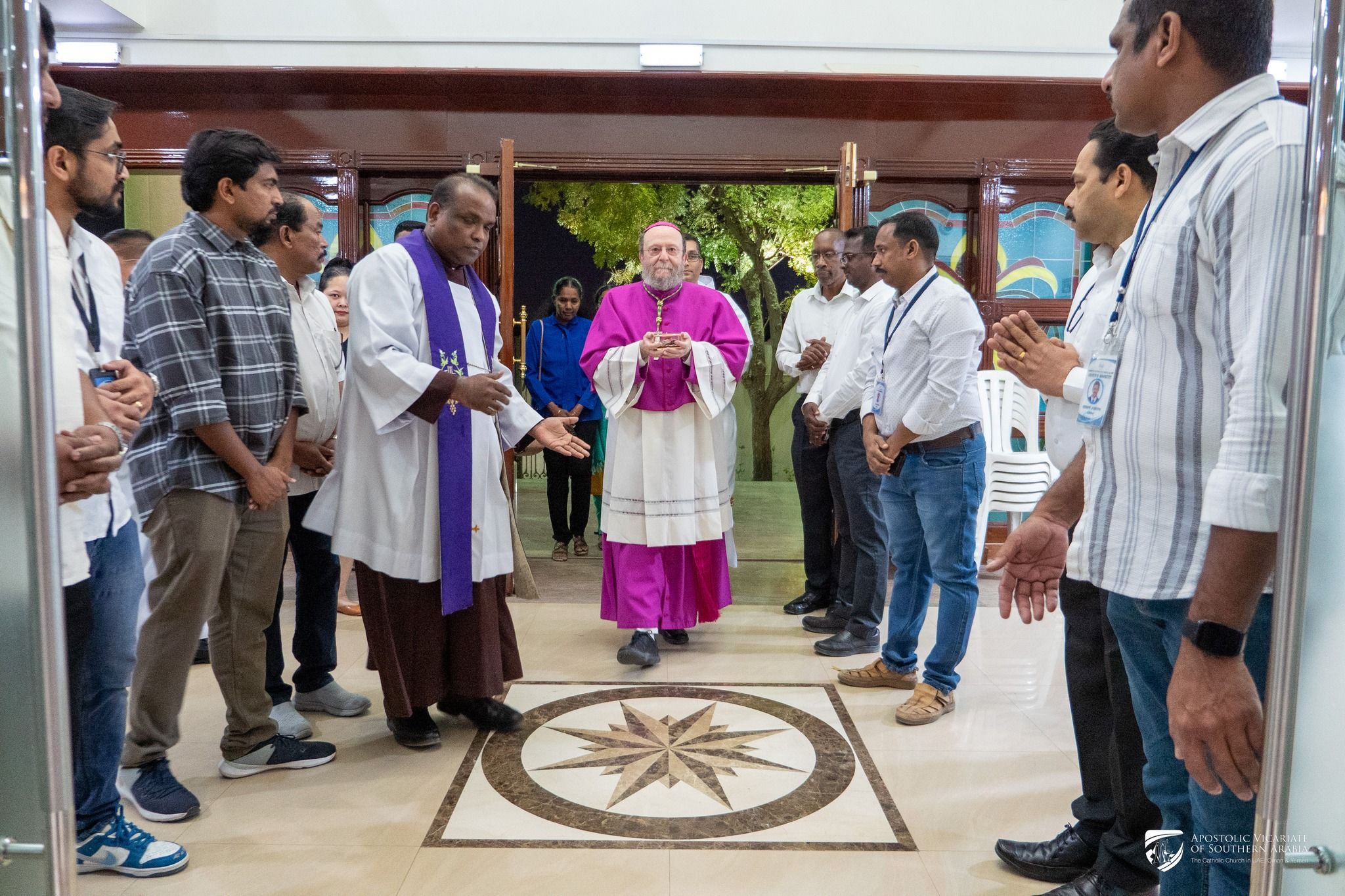 Il vescovo Paolo Martinelli, vicario apostolico dell'Arabia Meridionale, durante la visita pastorale negli Emirati Arabi Uniti / Avosarabia