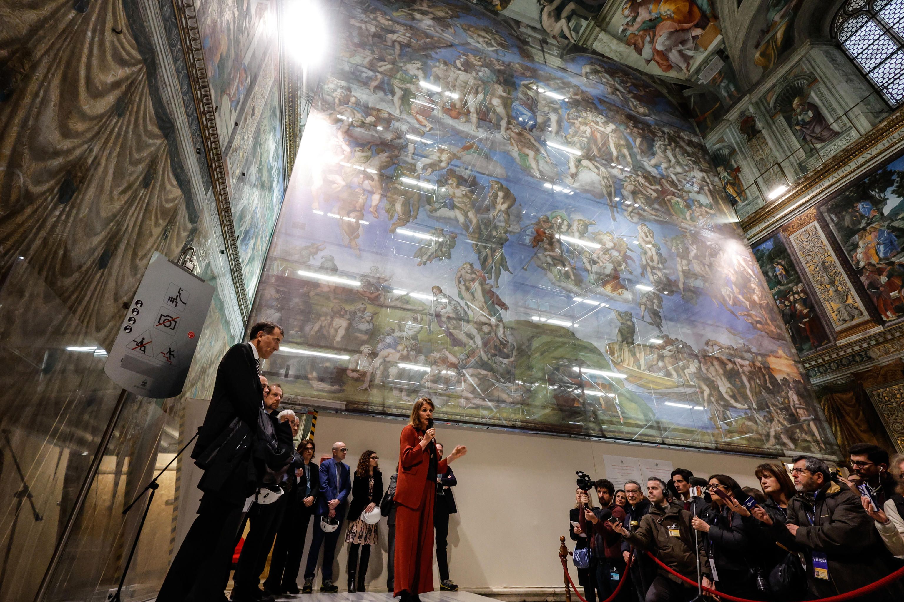La direttrice dei Musei Vaticani, Barbara Jatta, davanti all'impalcatura per la manutenzione straordinaria del Giudizio universale nella Cappella Sistina / ANSA