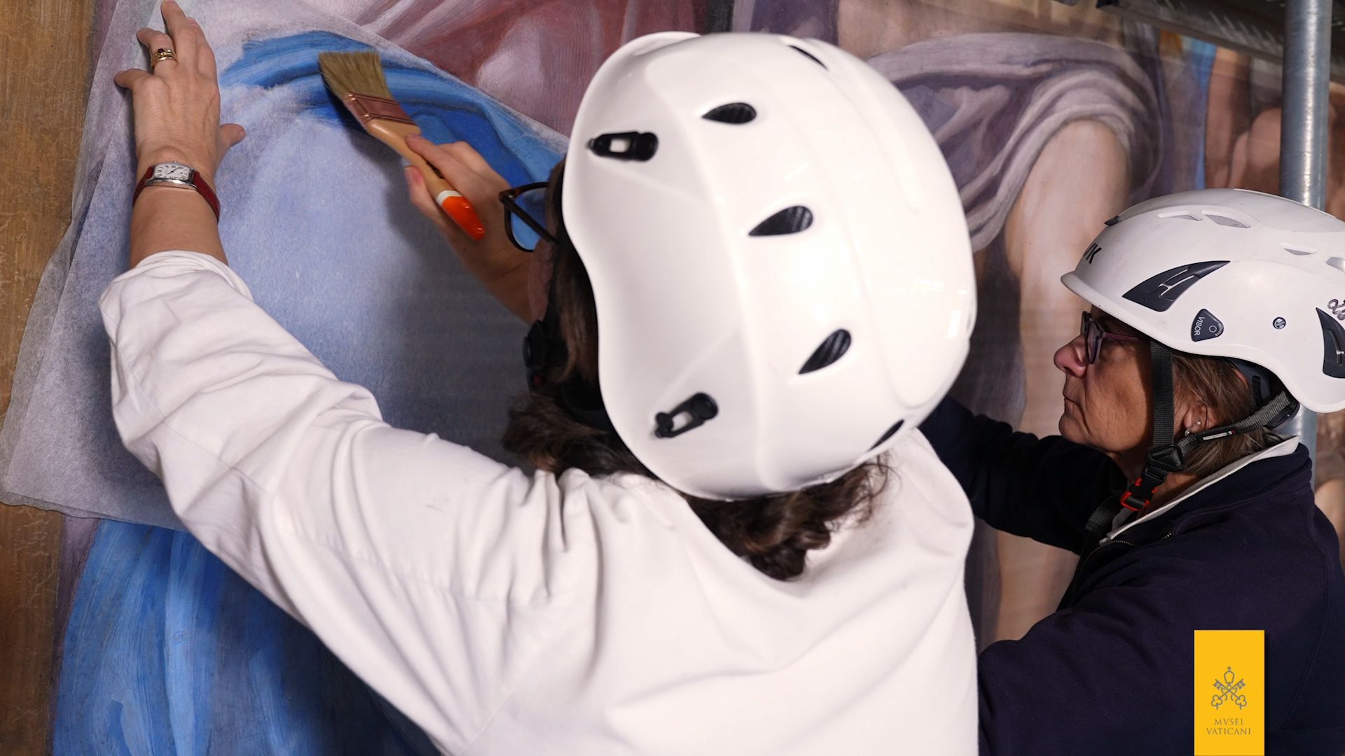 La ripulitura del Manto della Vergine con carta, acqua e pennelli nel Giudizio universale della Cappella Sistina / Governatorato SCV - Direzione dei Musei