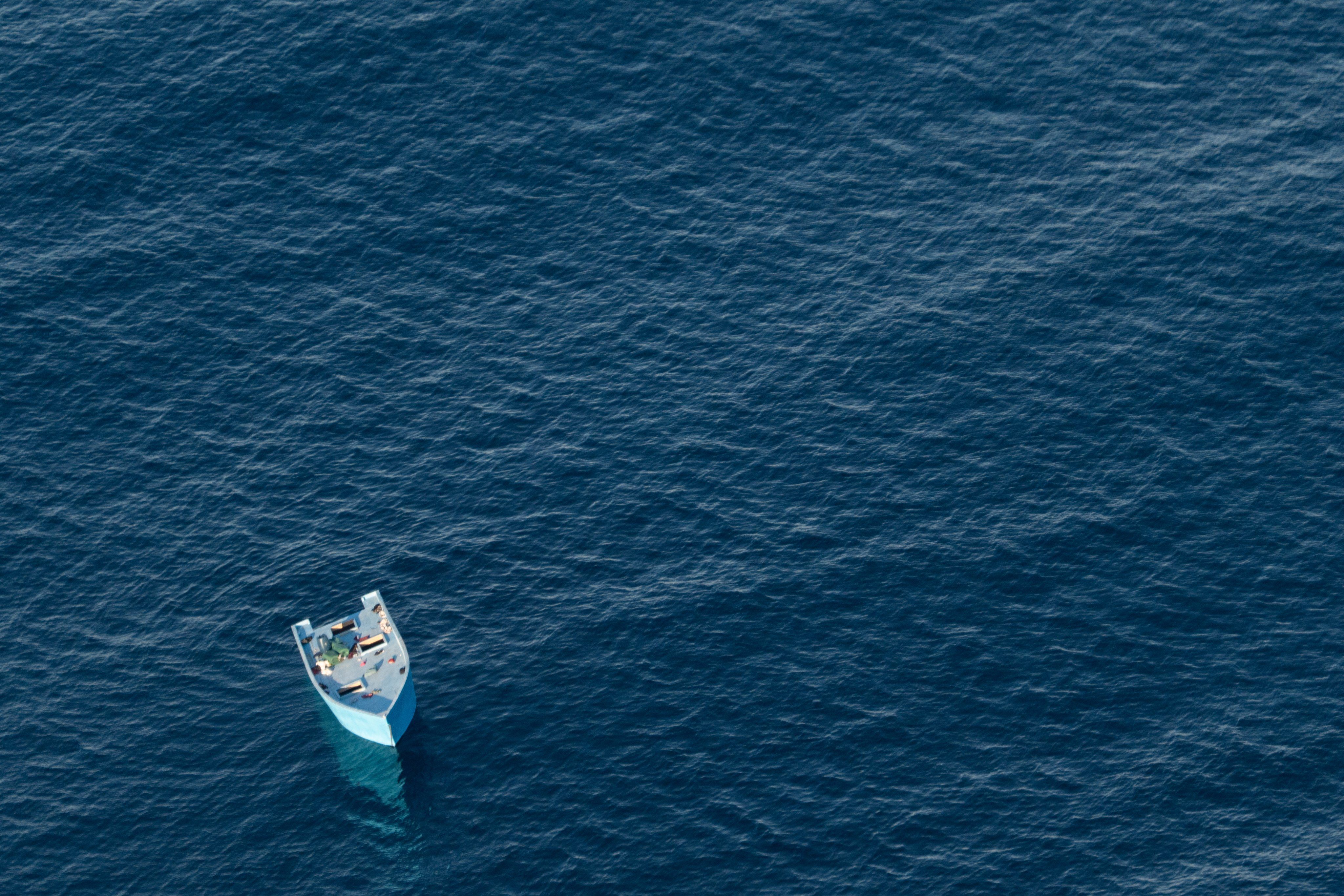 Un barcone usato dai migranti per attraversare il Mediterraneo, abbandonato in&nbsp; mezzo al mare, senza nessuno a bordo e senza motore/Sos Mediterranee