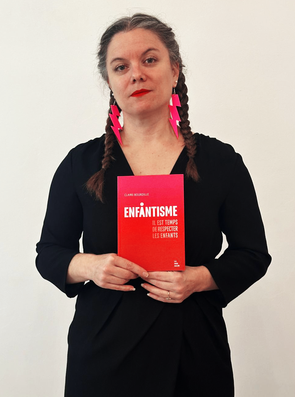 Claire col suo libro dedicato all'infantismo