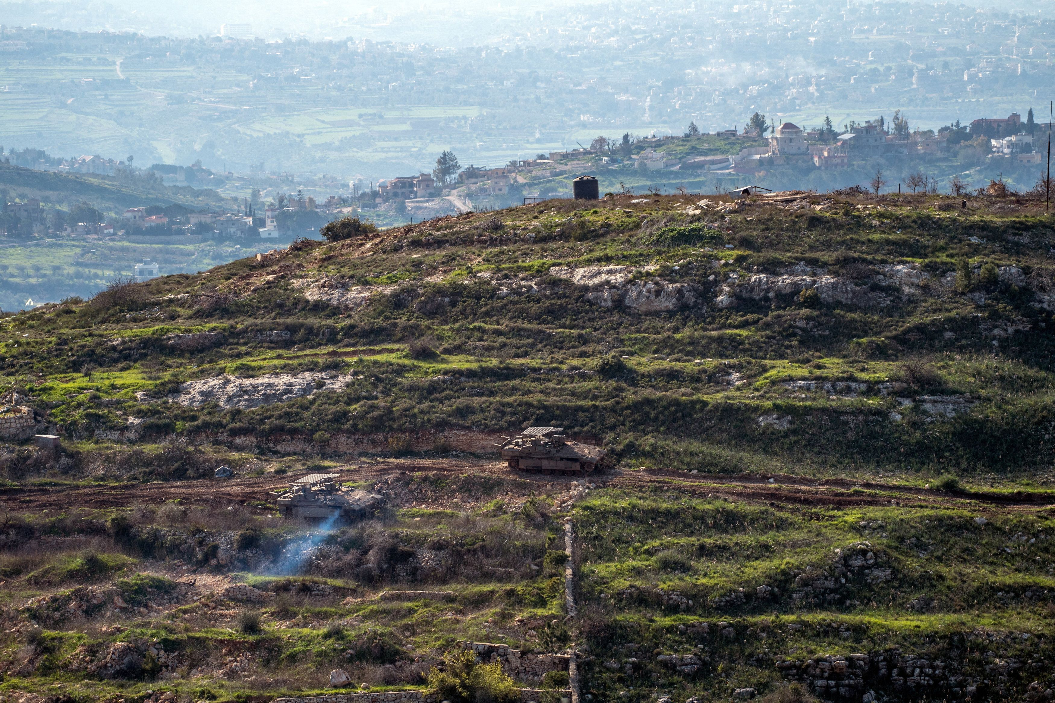 I carri armati israeliani nel territorio libanese lungo il confine fra Israele e Libano / REUTERS/
