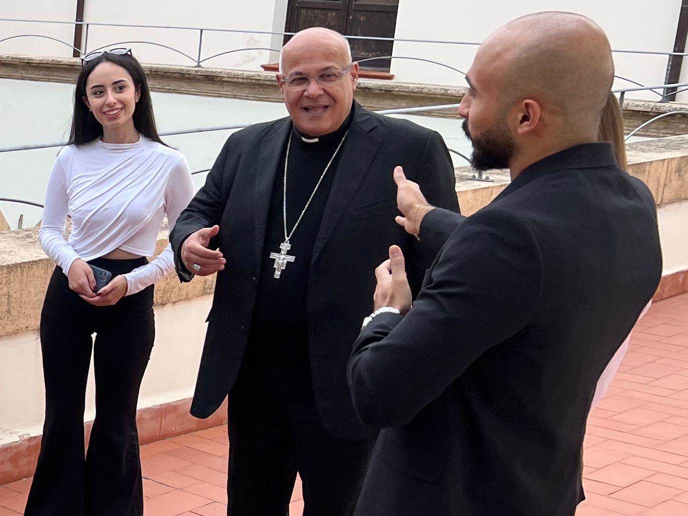 Il vescovo César Essayan, vicario apostolico di Beirut, con i giovani / AVVENIRE