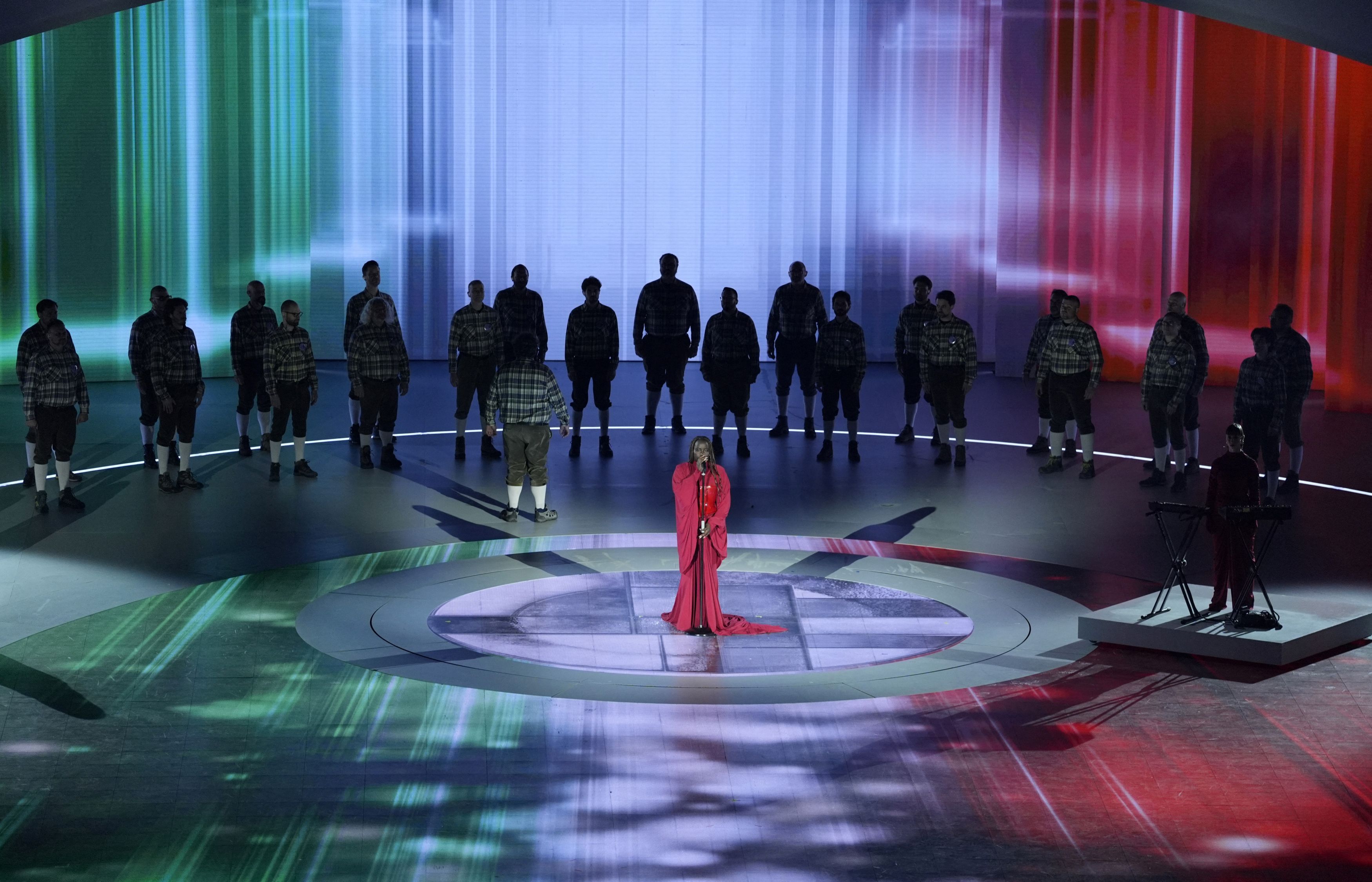 La cantante Mimì Caruso canta l'Inno nazionale durante la cerimona di apertura all'Arena di Verona/ REUTERS/Matteo Ciambelli