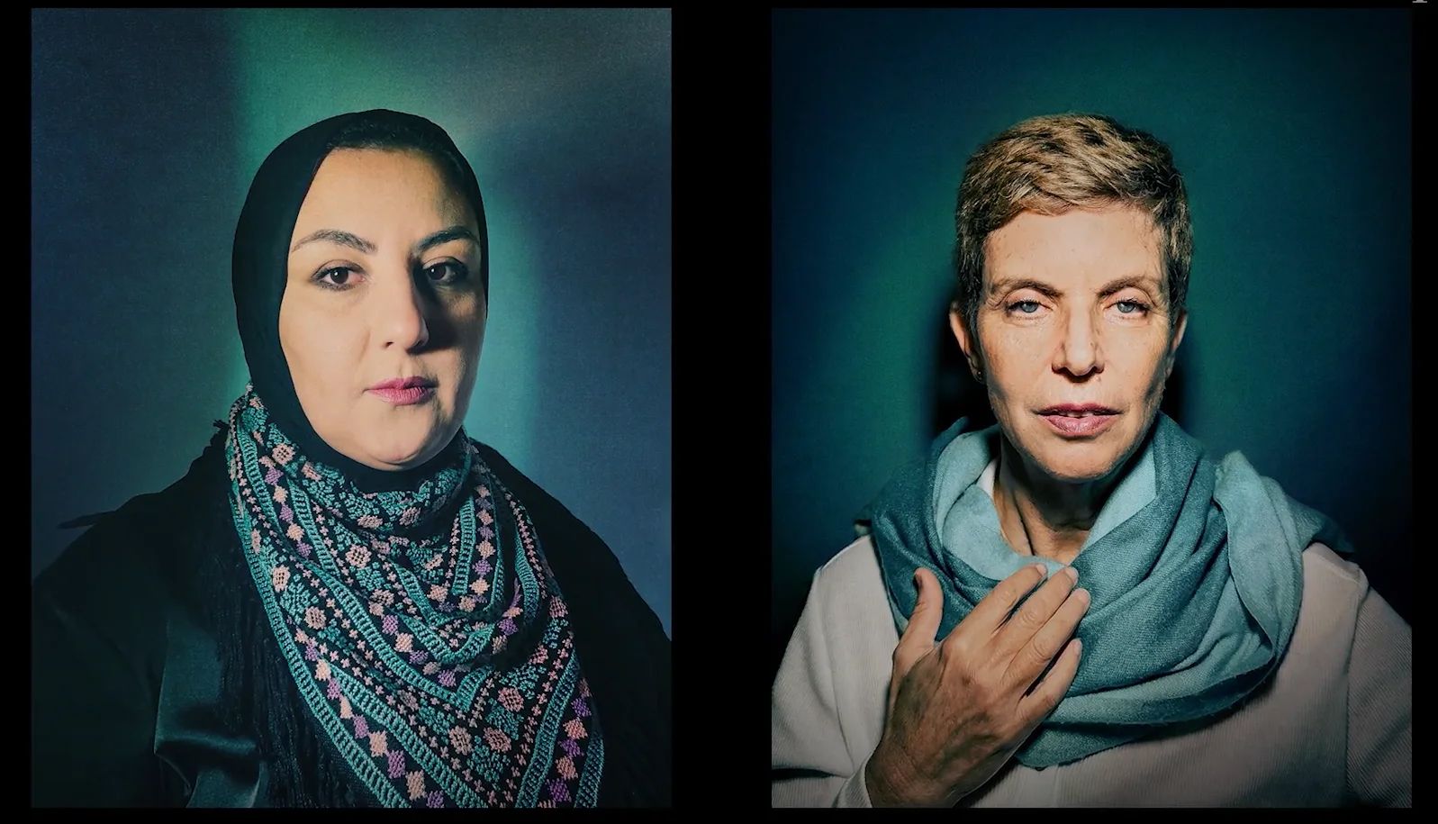 L'israeliana Yael Admi, capelli biondi, blusa bianca e sciarpa celeste, posa accanto alla palestinese Reem al-Hajajreh che indossa il velo e un abito ricamato