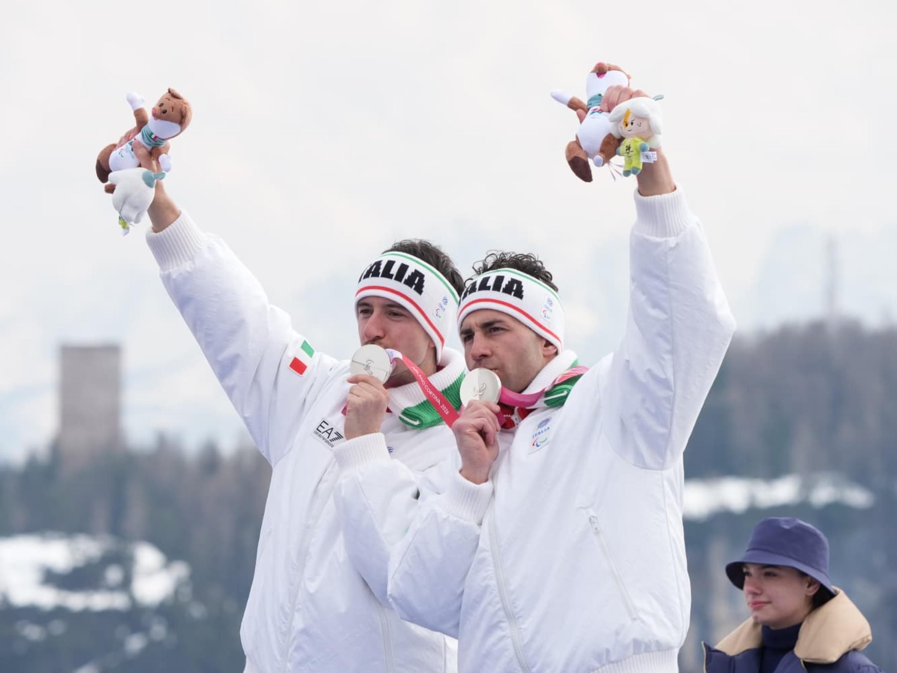 Giacomo Bertagnolli, con la guida Andrea Ravelli, festeggia la medaglia d'argento nel superG / Ansa / Scaccini / Cip