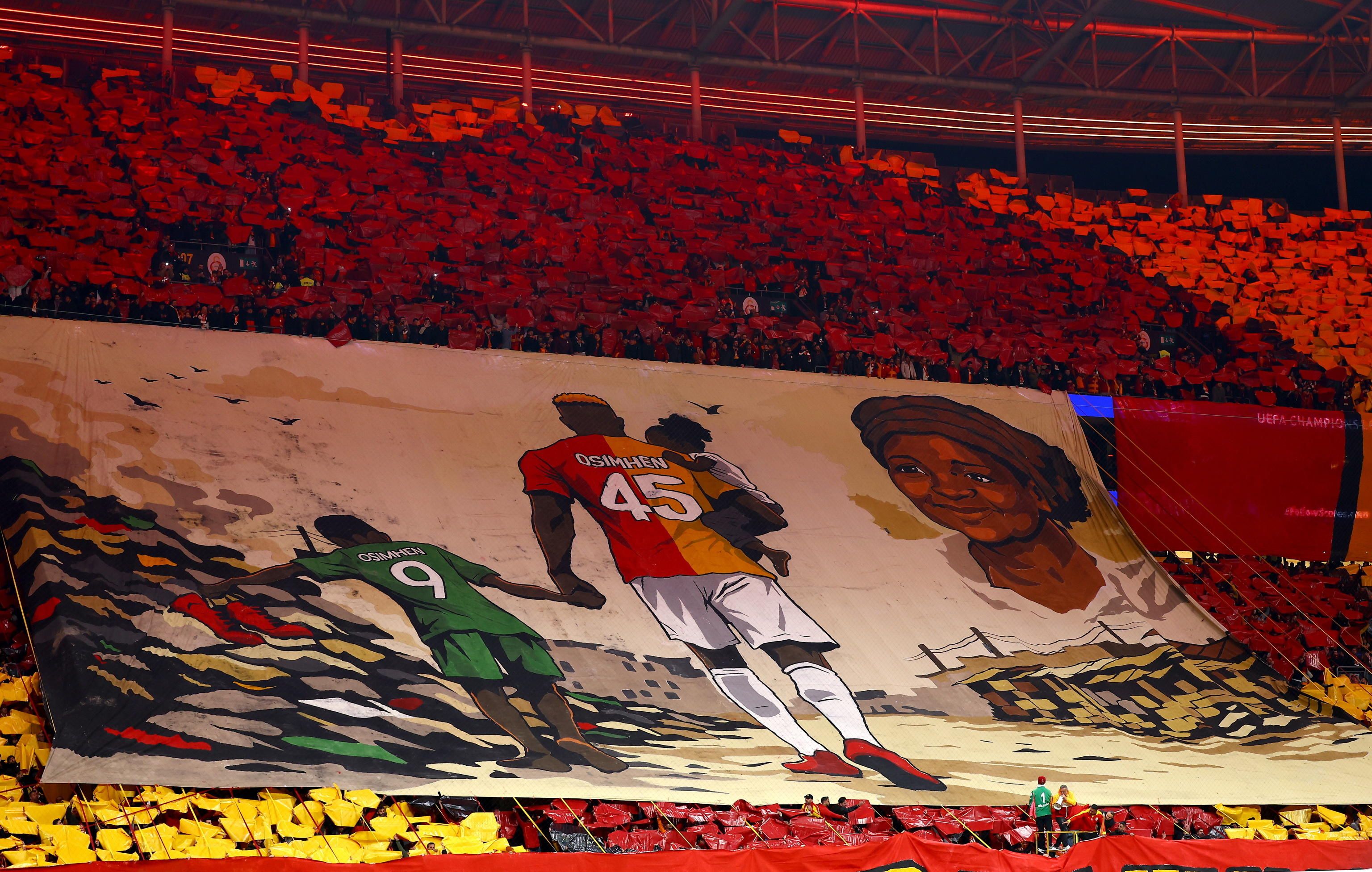 Lo striscione per la mamma di Osimhen