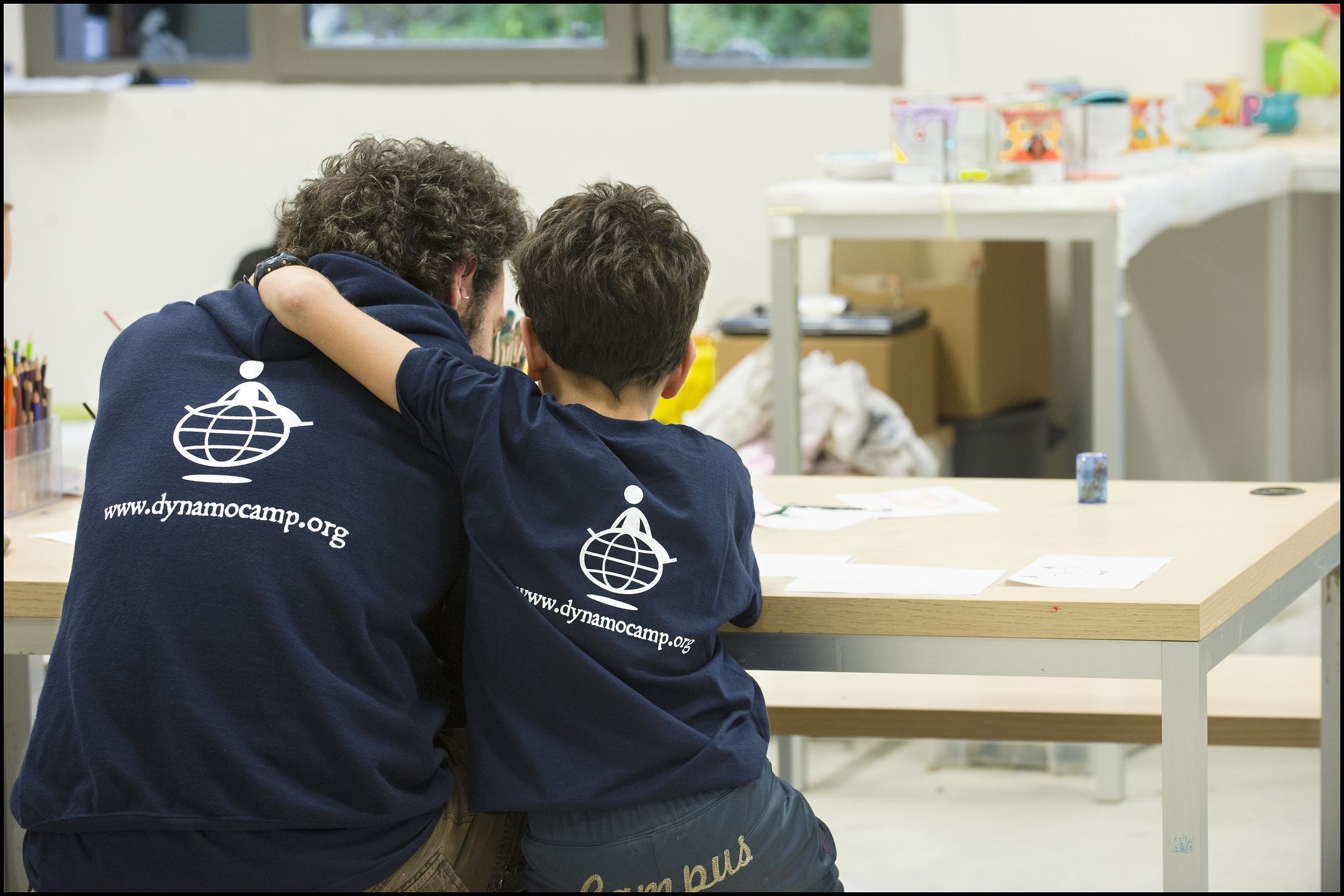 Un bambino e un papà abbracciati al Dynamo camp