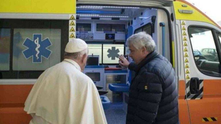 Il cardinale 

Krajewski&nbsp; mostra a papa Francesco una delle ambulanza da consegnare in Ucraina / VATICAN MEDIA