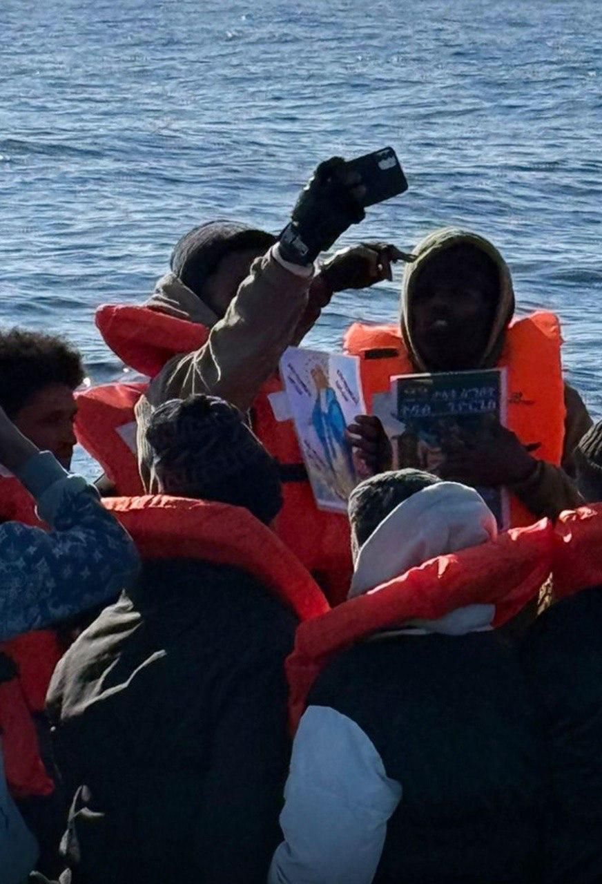 Il gommone stracarico soccorso da Mediterranea