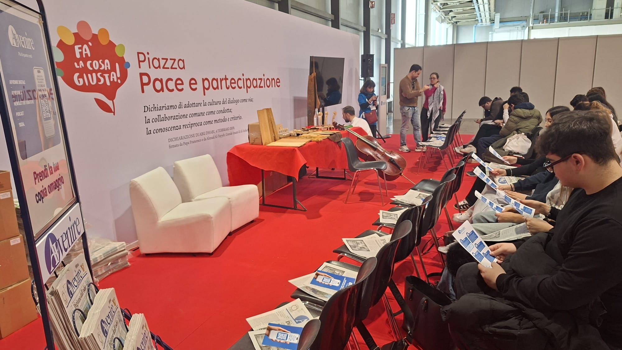 L'edicola di Avvenire nella piazza Pace e partecipazionbe a Fa' la cosa giusta!
