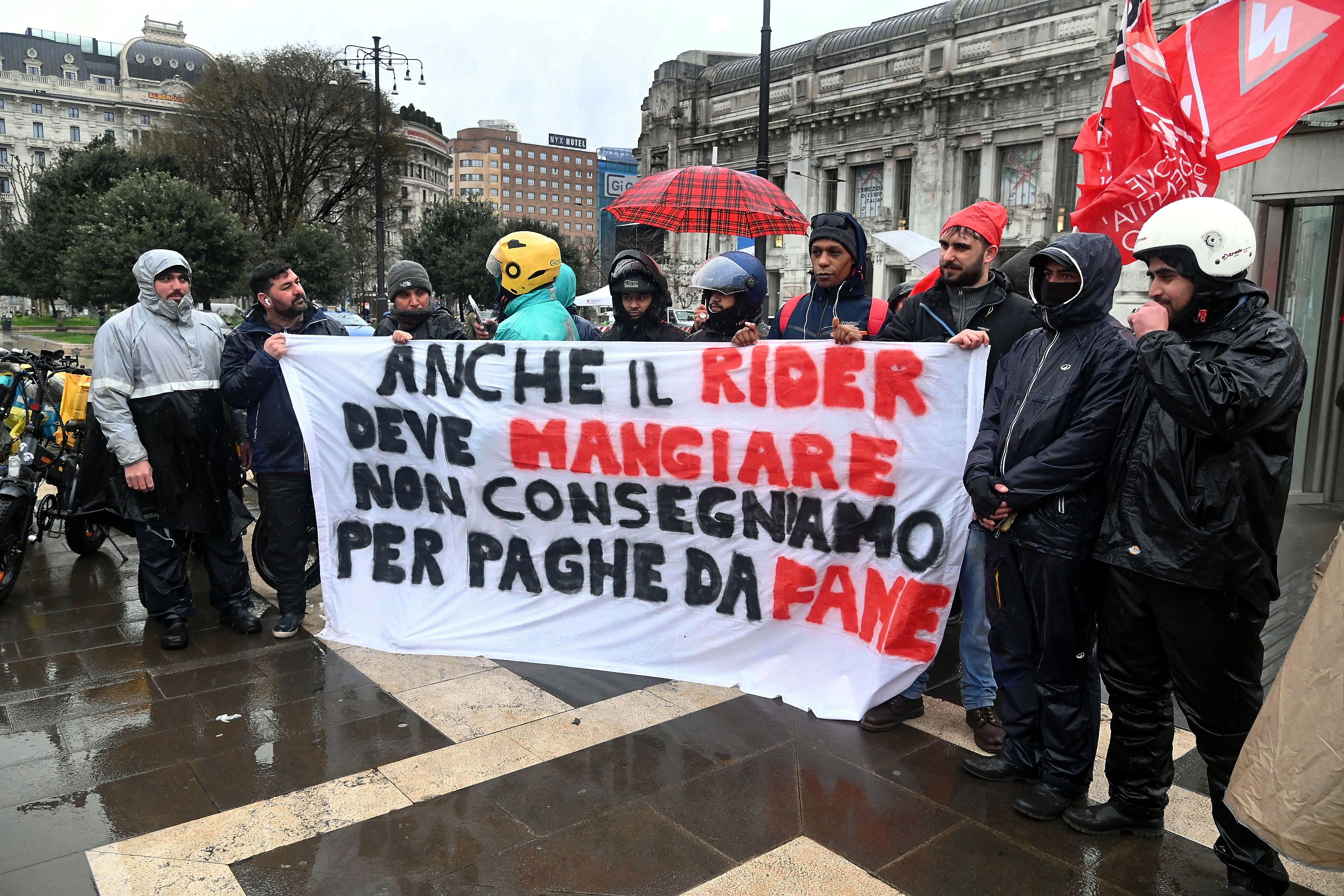 Lo striscione appeso di fronte alla stazione centrale di Milano dai rider in sciopero / FOTOGRAMMA
