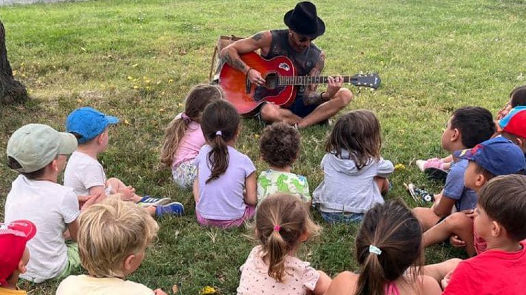 Riccardo durante una delle sue sessioni musicali insieme ai bambini&nbsp;