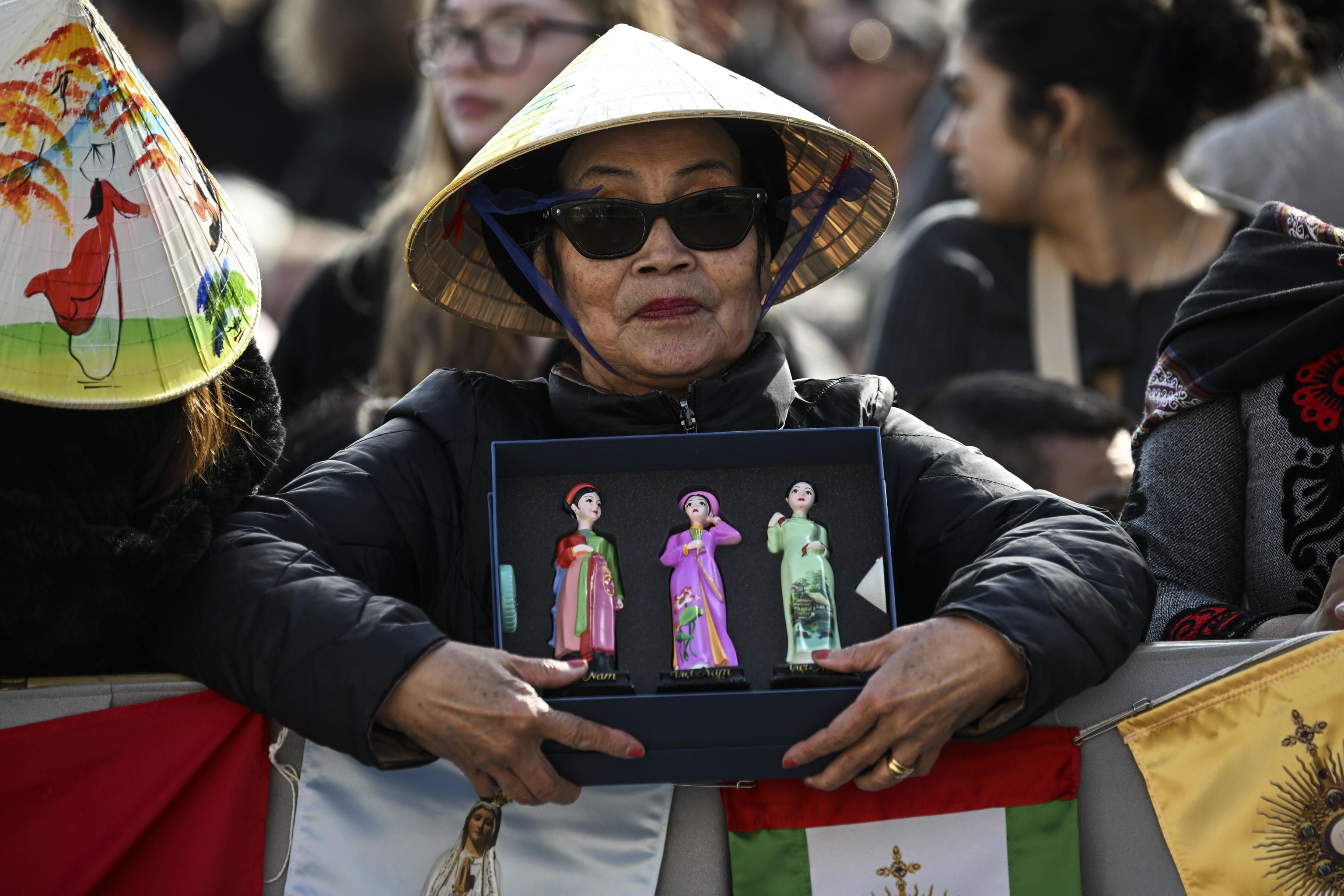 Una pellegrina dal Vietnam in piazza San Pietro per l'udienza con il Papa , 18 marzo 2026 - (ANSA)