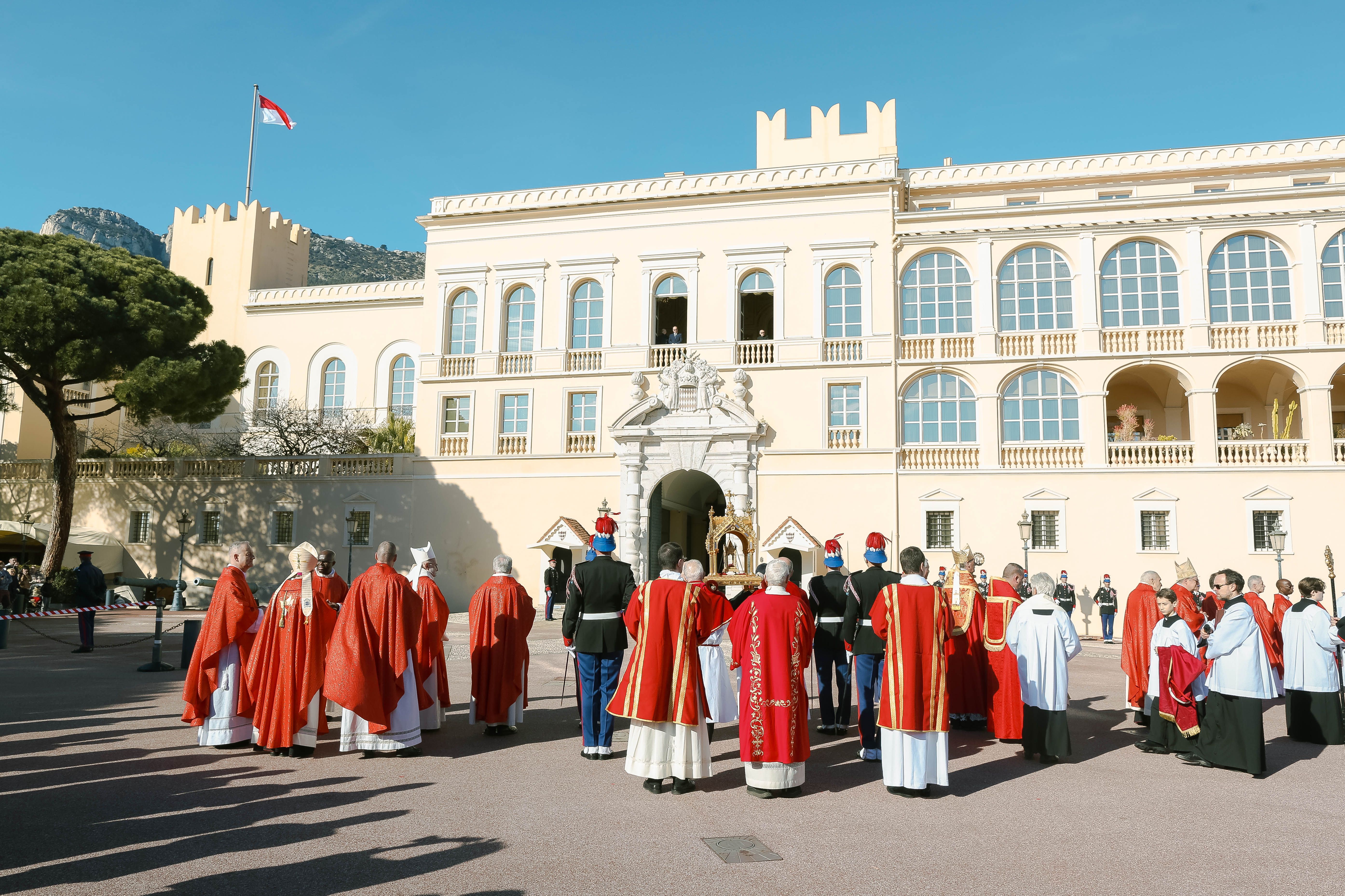 La processione di santa Devota, la patrona del Principato di Monaco, davanti al Palazzo dei principi / Diocèse de Monaco