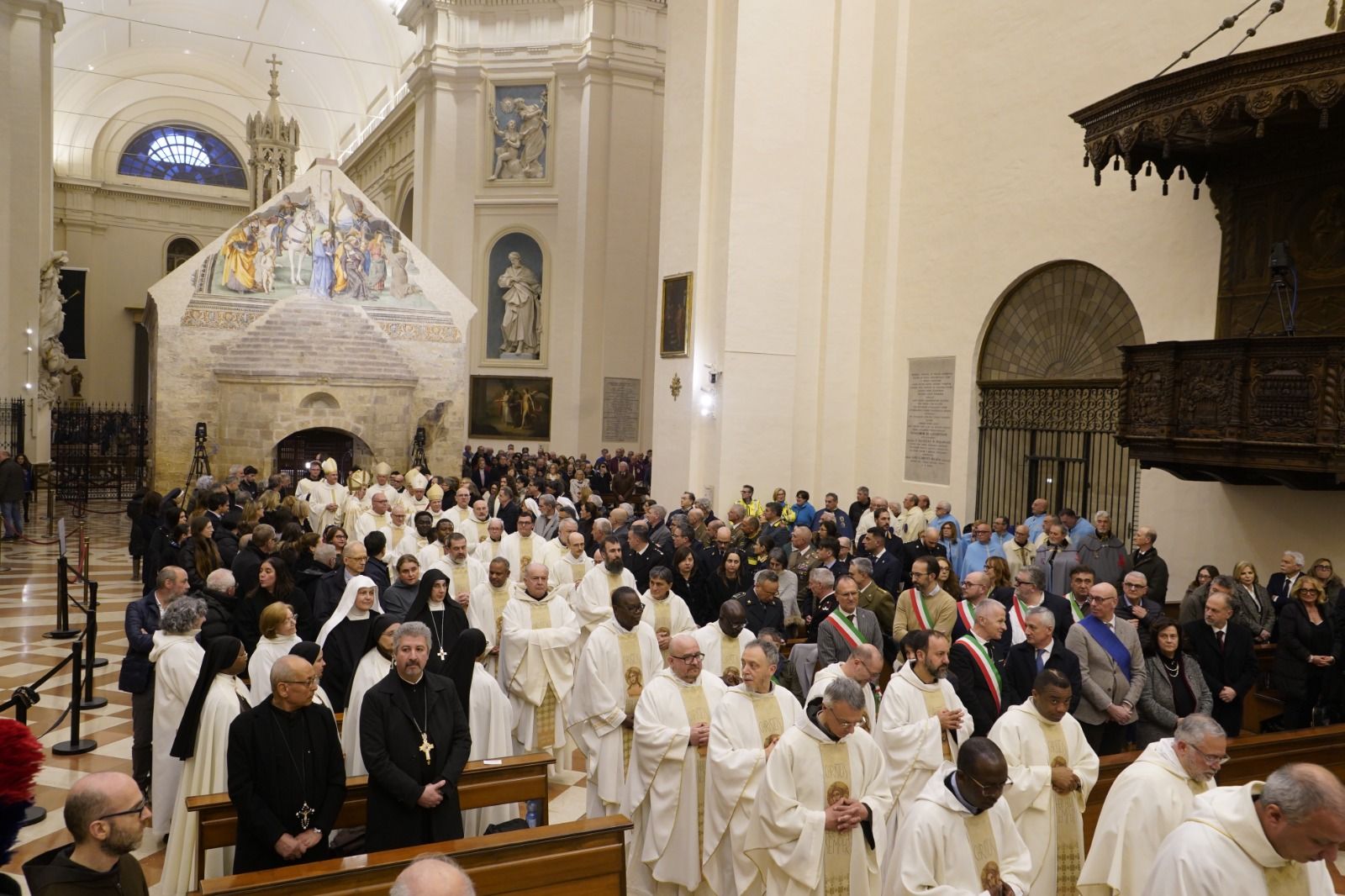 Celebranti, autorità e fedeli in Santa Maria degli Angeli per la Messa di congedo dell'arcivescovo Sorrentino