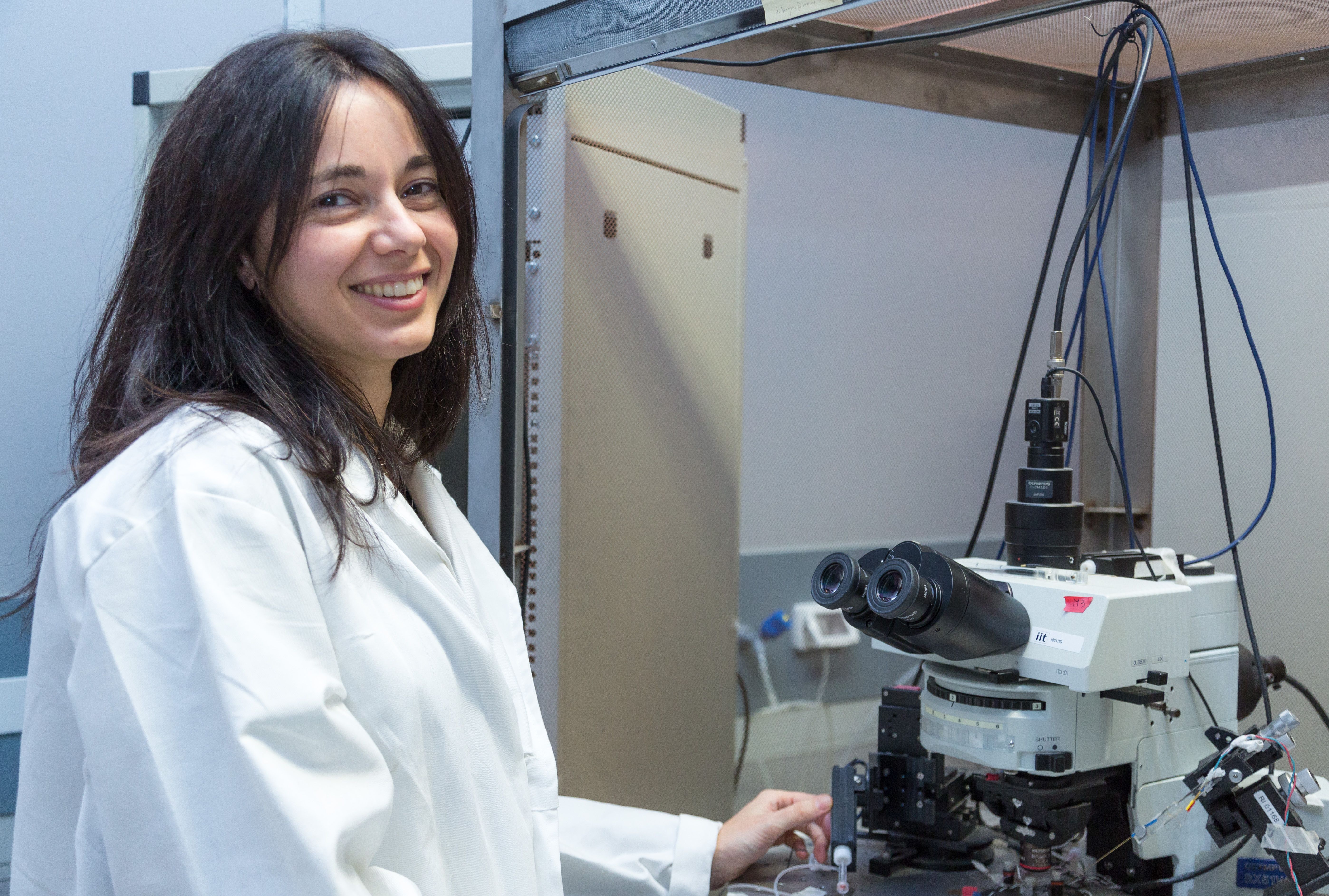 La ricercatrice Laura Cancedda nel suo laboratorio all'Istituto italiano di tecnologia di Genova