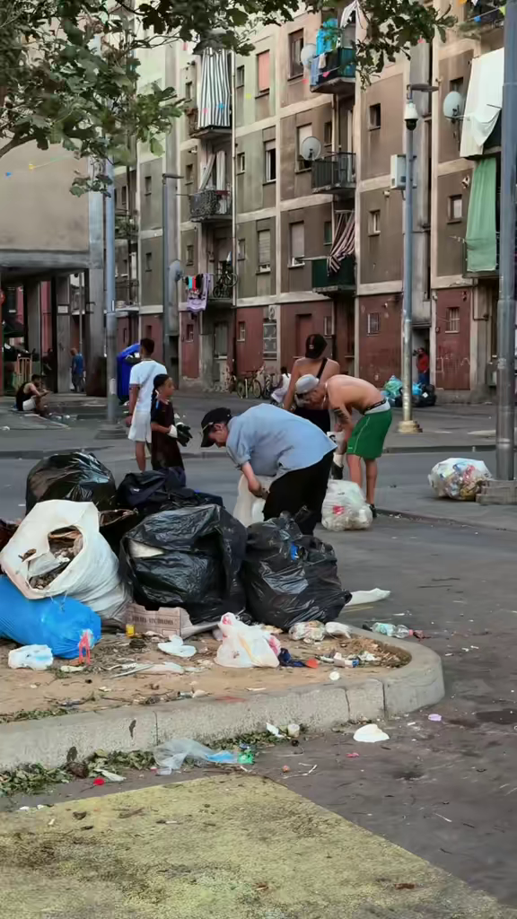 Ragazzi che ripuliscono Piazza Garibaldi, a Pioltello