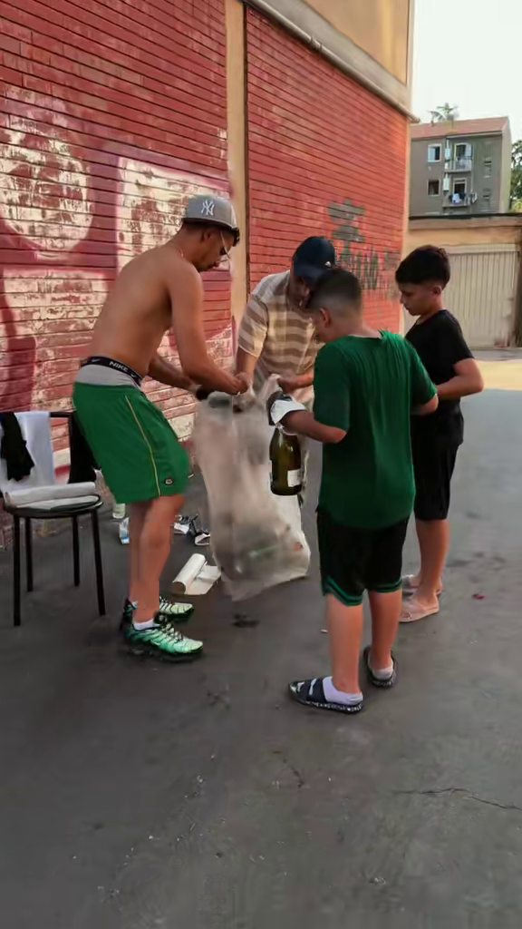 Ragazzi che ripuliscono Piazza Garibaldi, a Pioltello