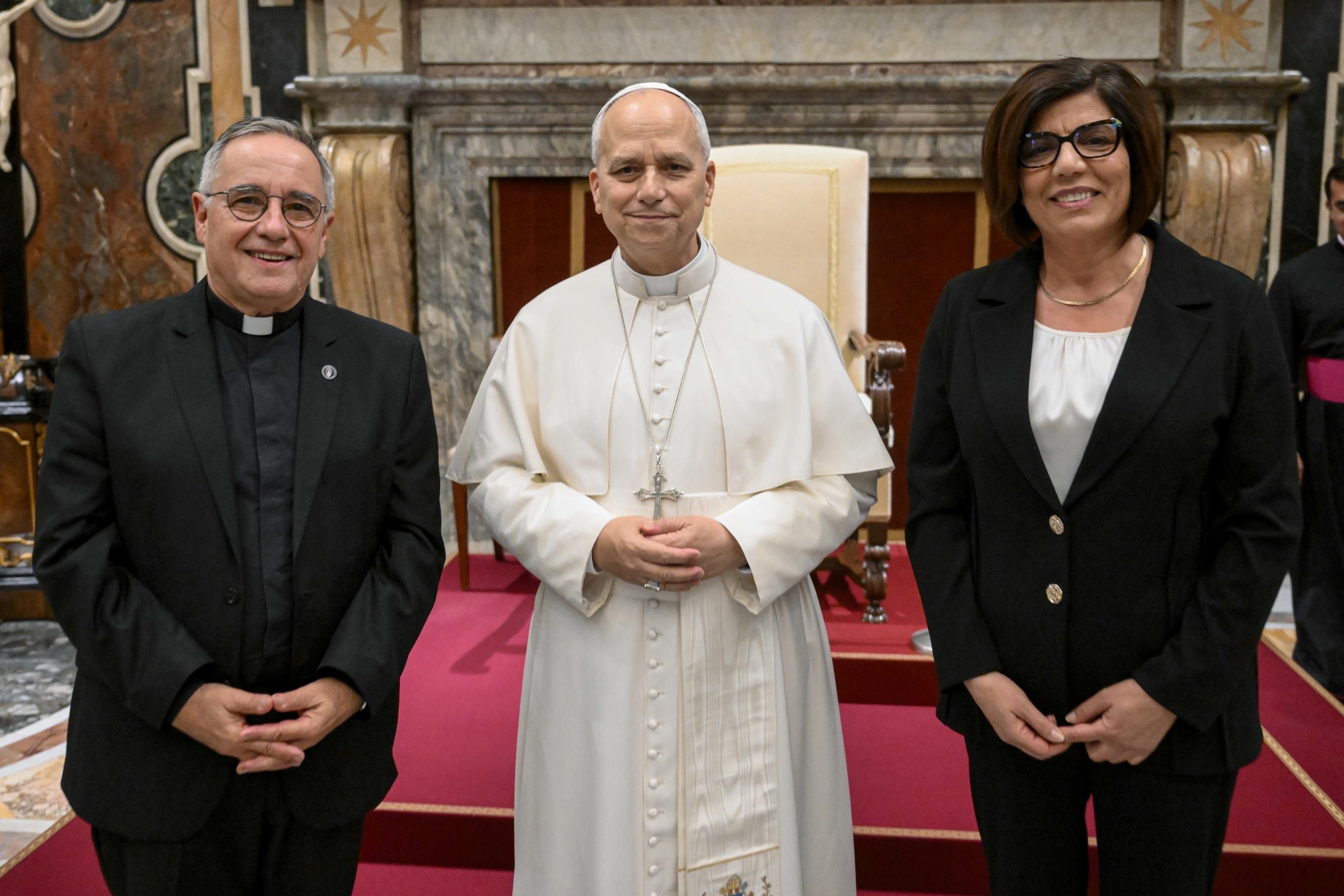 Il Papa con Margaret Karram, presidente del Movimento dei Focolari e don Roberto Eulogio Almada, nuovo copresidente, 21 marzo 2026 - (Vatican Media)