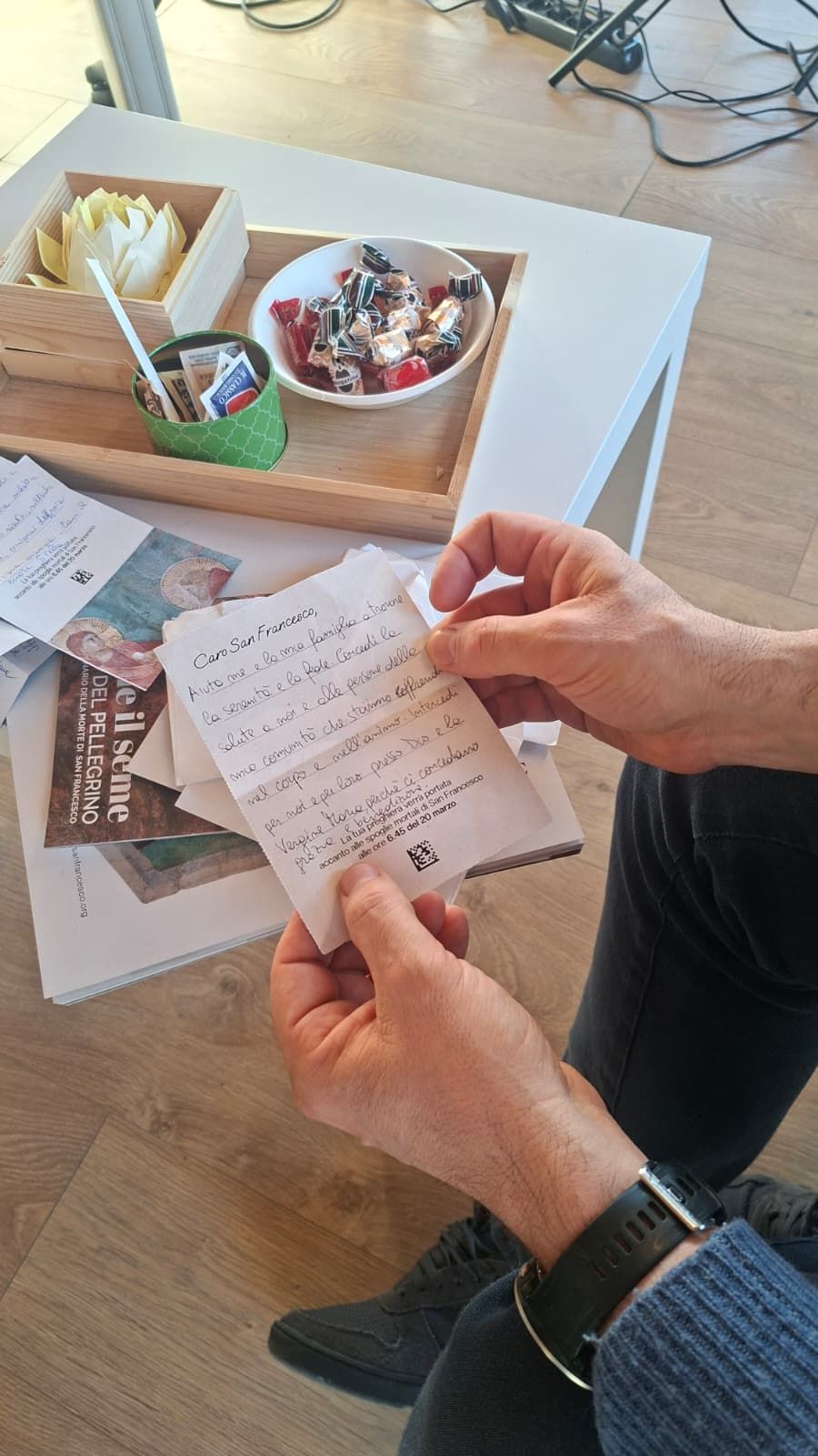 Una delle migliaia di preghiere che sono state inviate via posta al Sacro Convento per san Francesco: i frati le hanno depositate accanto alla teca delle sue ossa nei giorni scorsi con una cerimonia dedicata