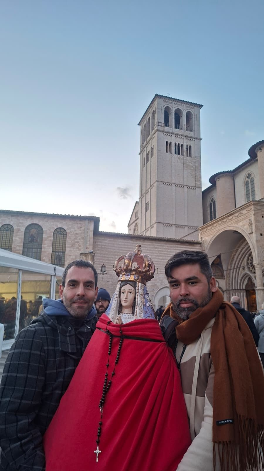 David e Matias con la statua della Madonna di Luján