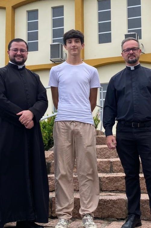 Luigi Savio insieme a padre Sergio e padre Marlon in Brasile