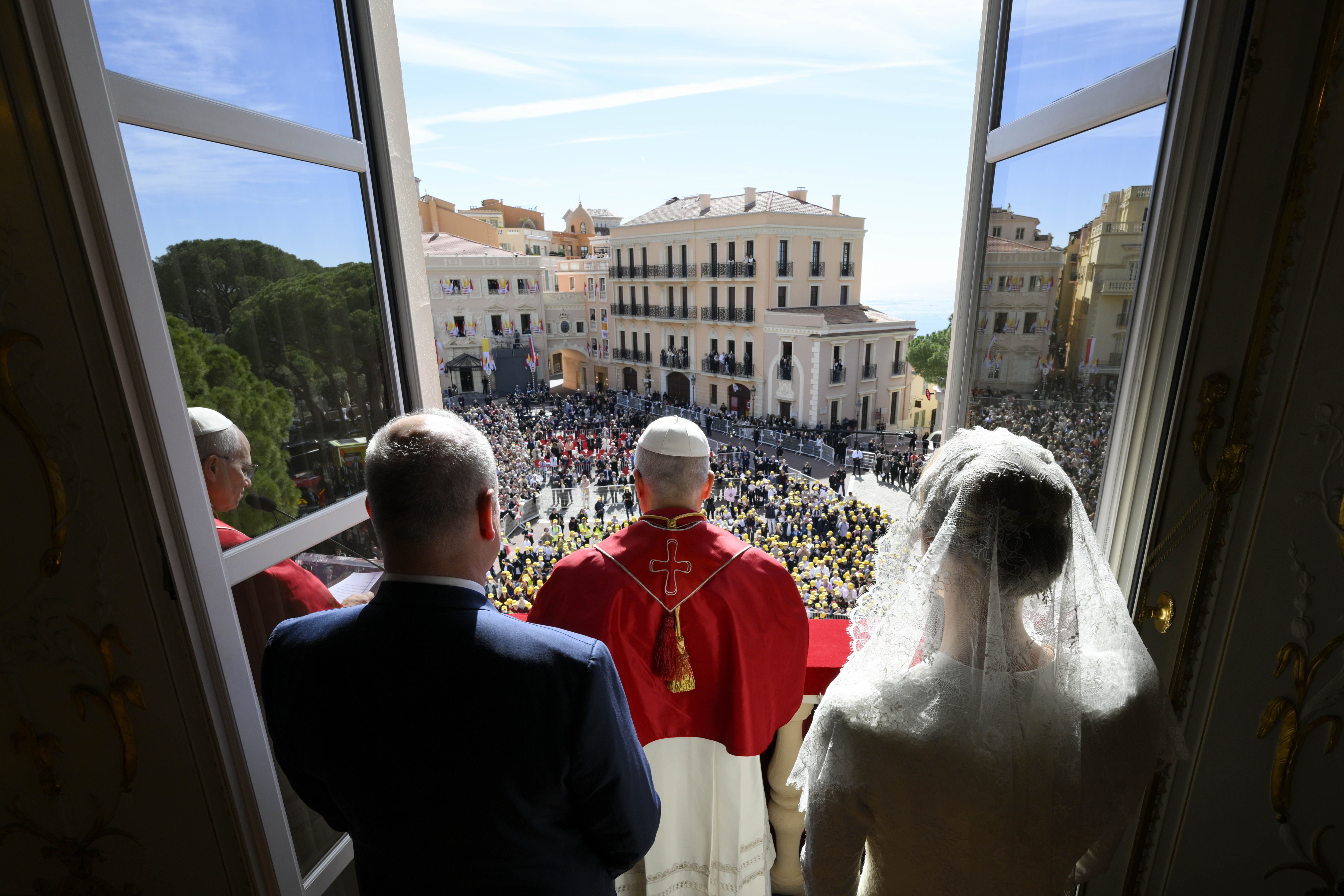 Papa Leone XIV saluta la folla dal Palazzo dei principi durante la visita nel Principato di Monaco / VATICAN MEDIA