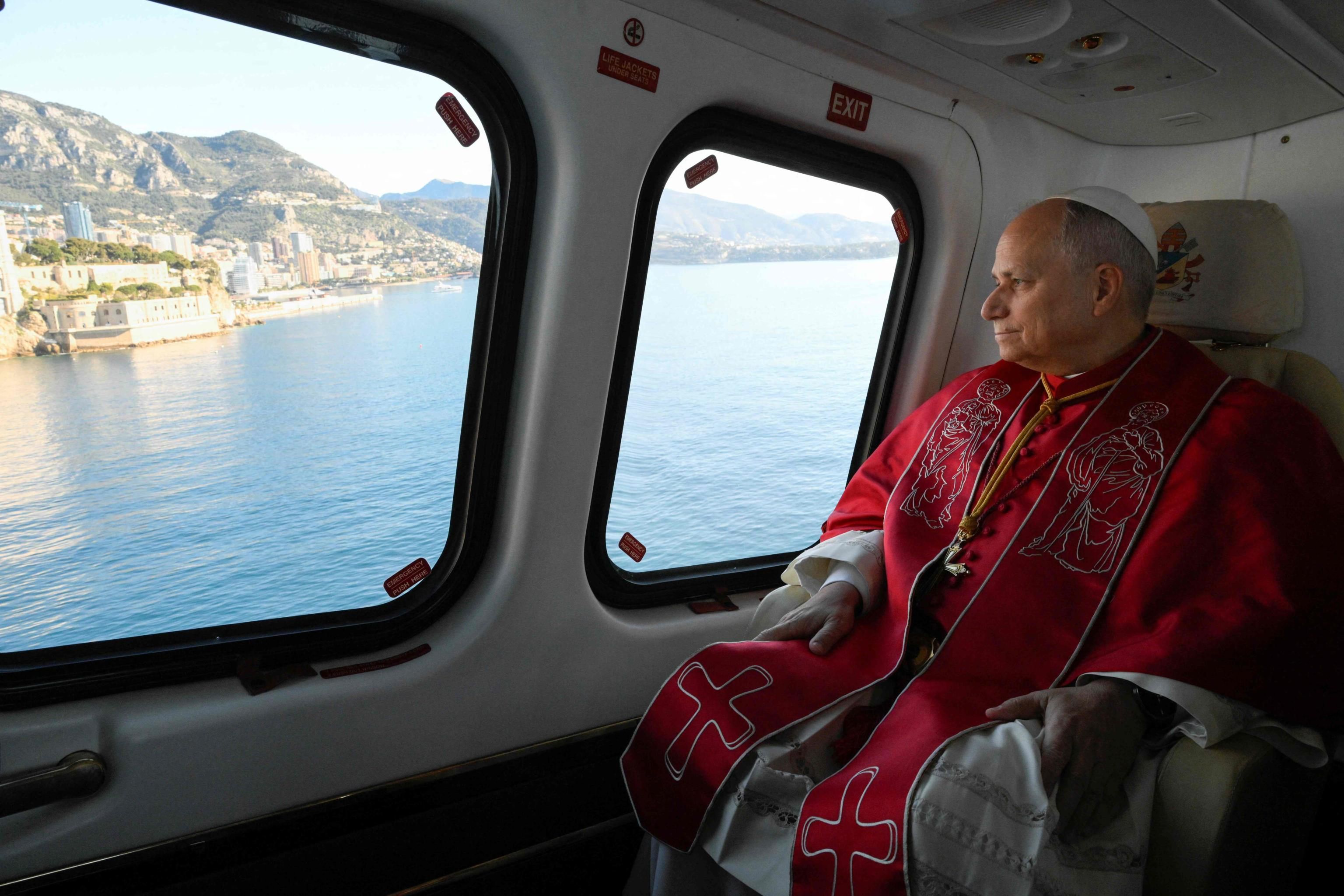 Papa Leone XIV durante il volo verso il Principato di Monaco / VATICAN MEDIA