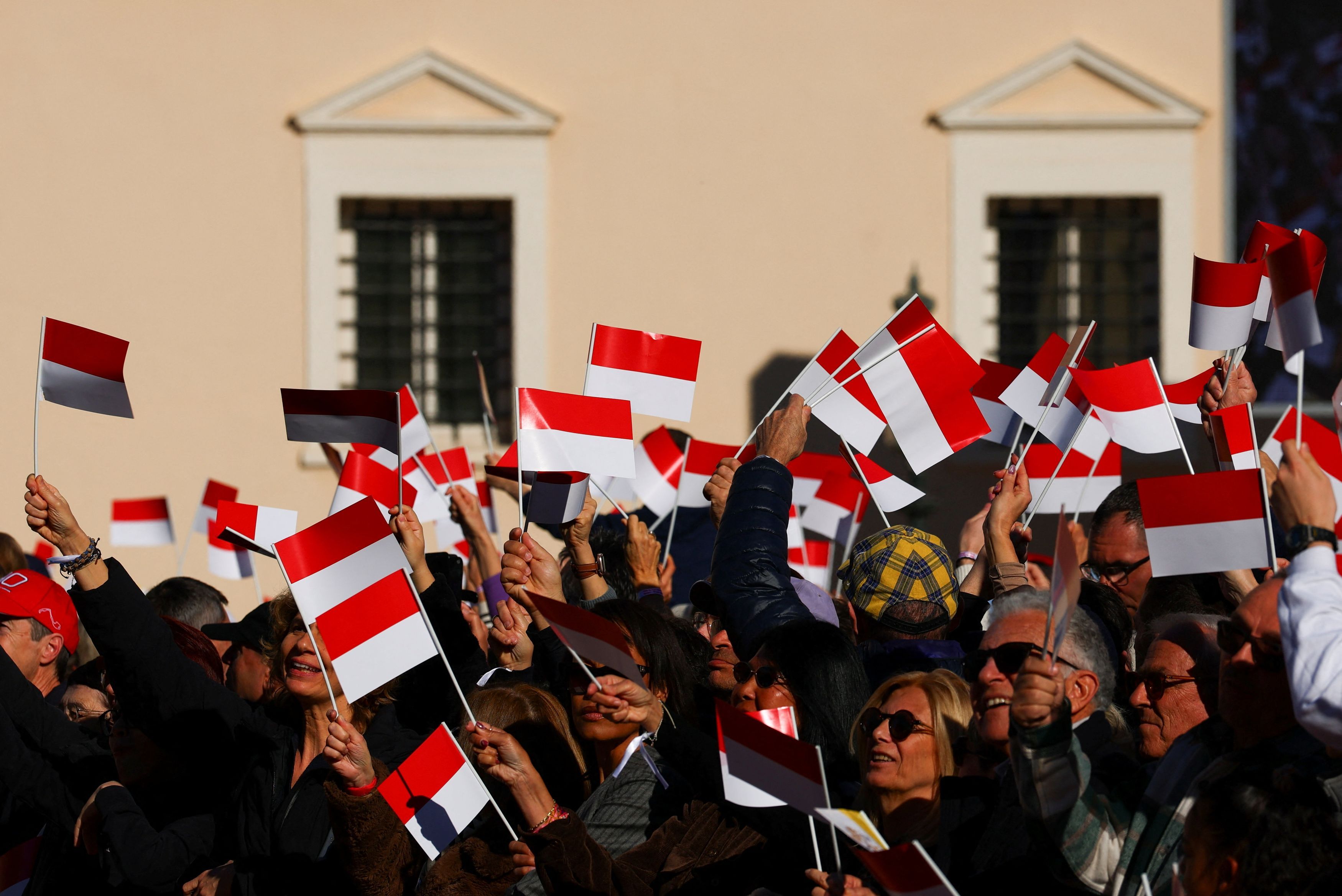 L'accoglienza dei monegaschi al Papa che visita il Principato di Monaco / REUTERS