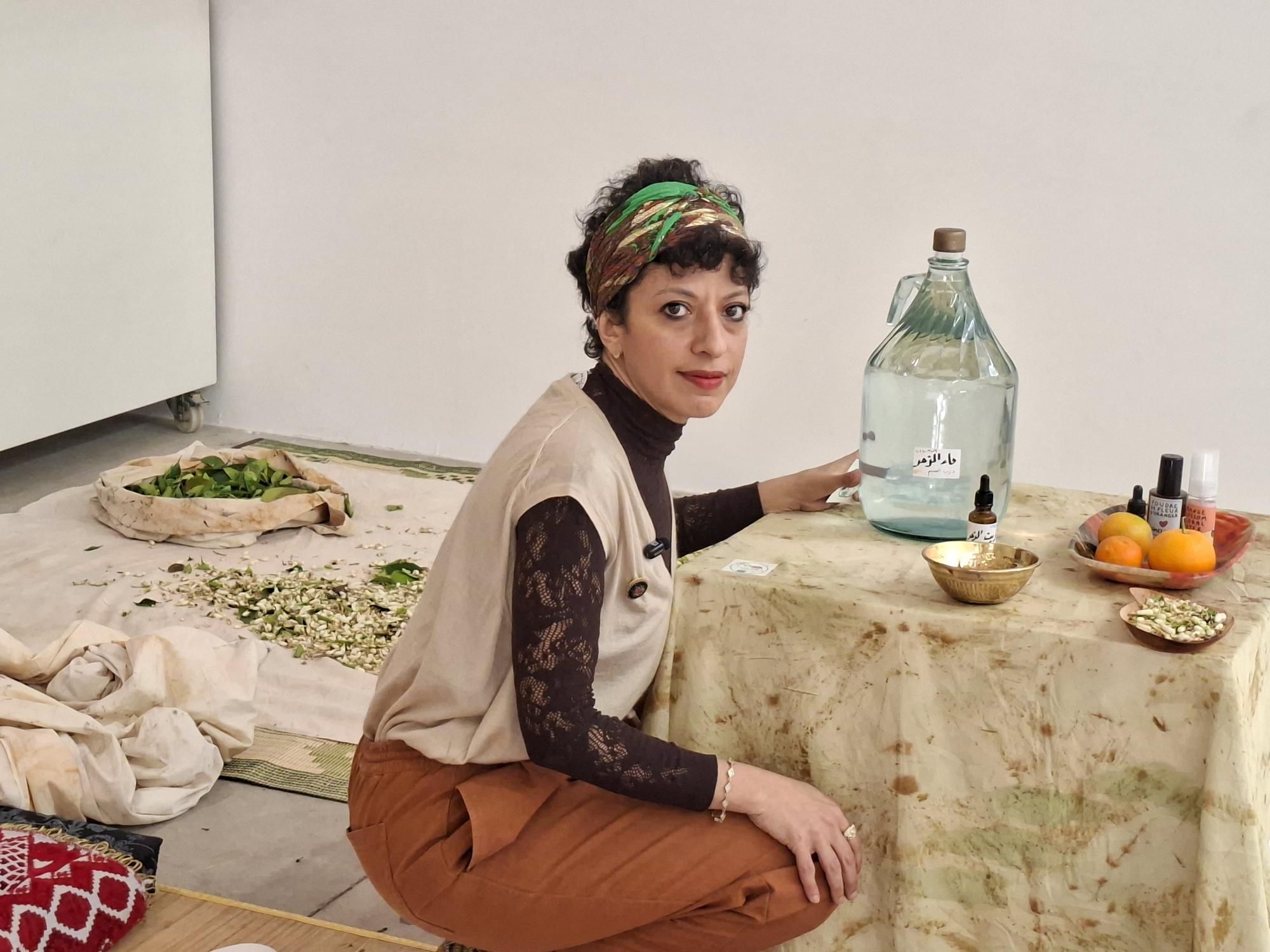 Nathalie Abi Khalil distilla il "mazaher" a Beirut/ Capuzzi