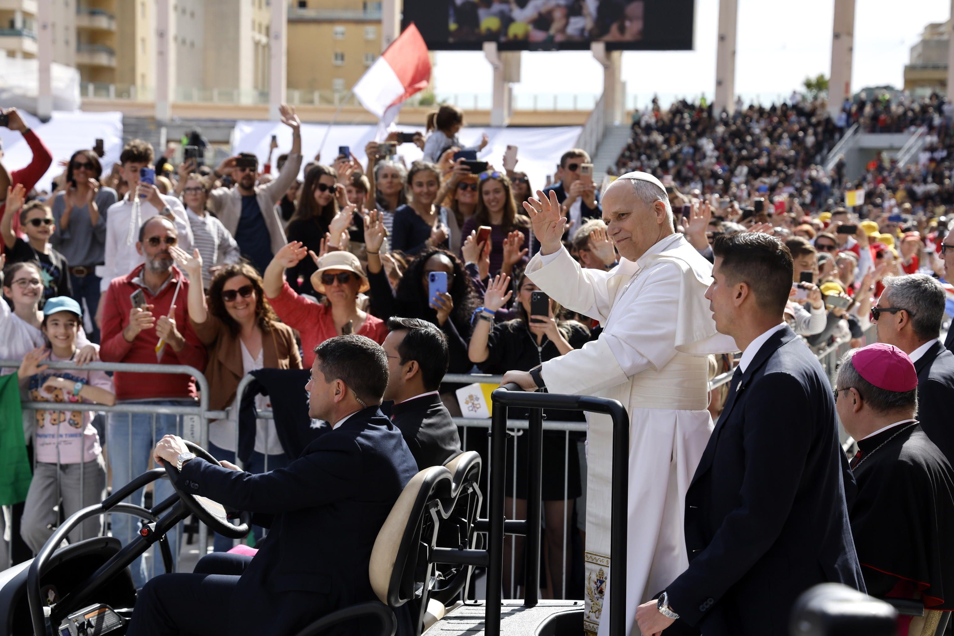 Leone XIV fra i 15mila fedeli allo stadio Louis II del Principato di Monaco dove celebra la Messa finale / ANSA