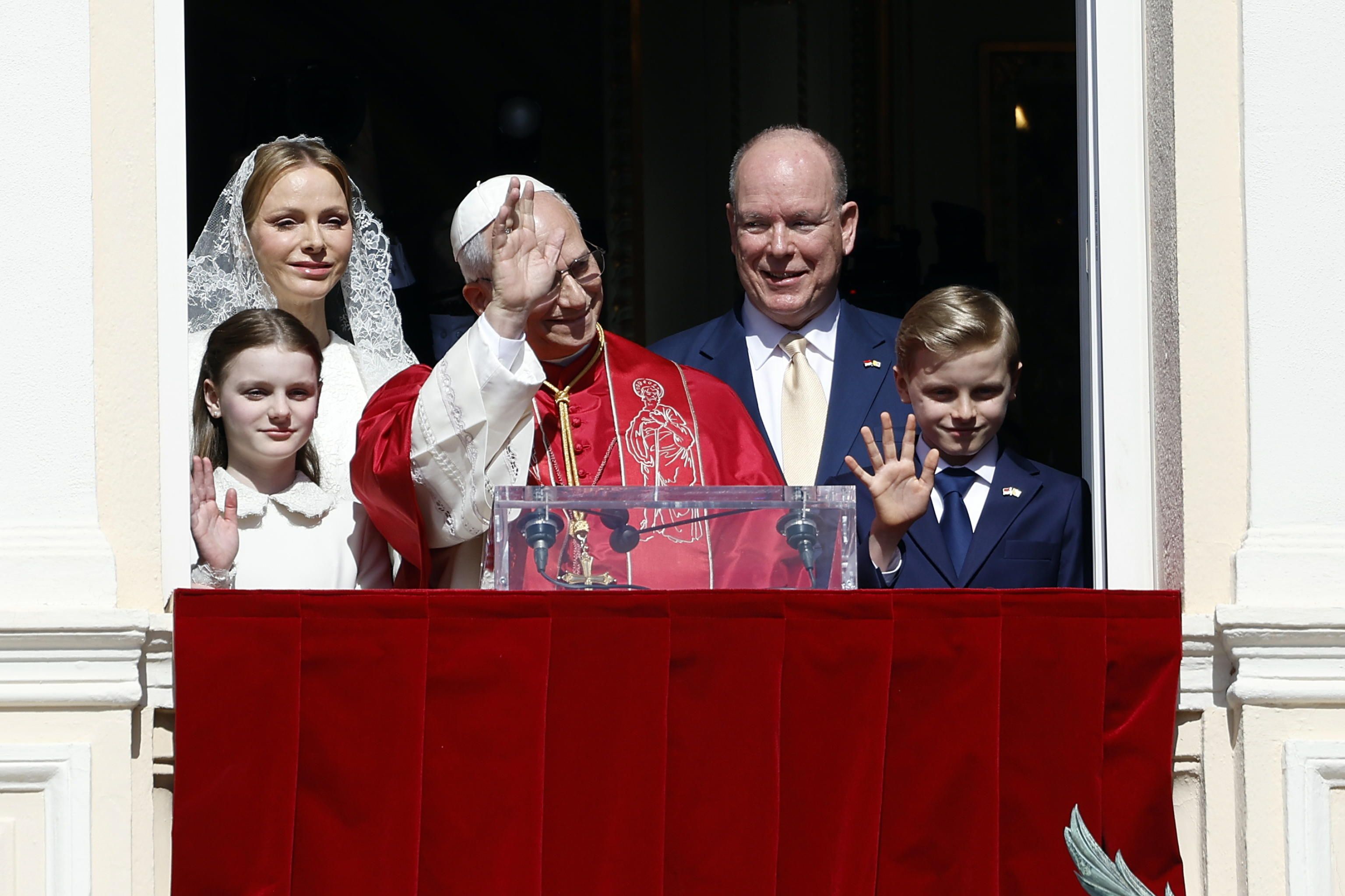 Papa Leone XIV saluta la folla dal Palazzo dei principi affacciandosi alla finestra con il principe Alberto II e la sua famiglia durante la visita nel Principato di Monaco / ANSA