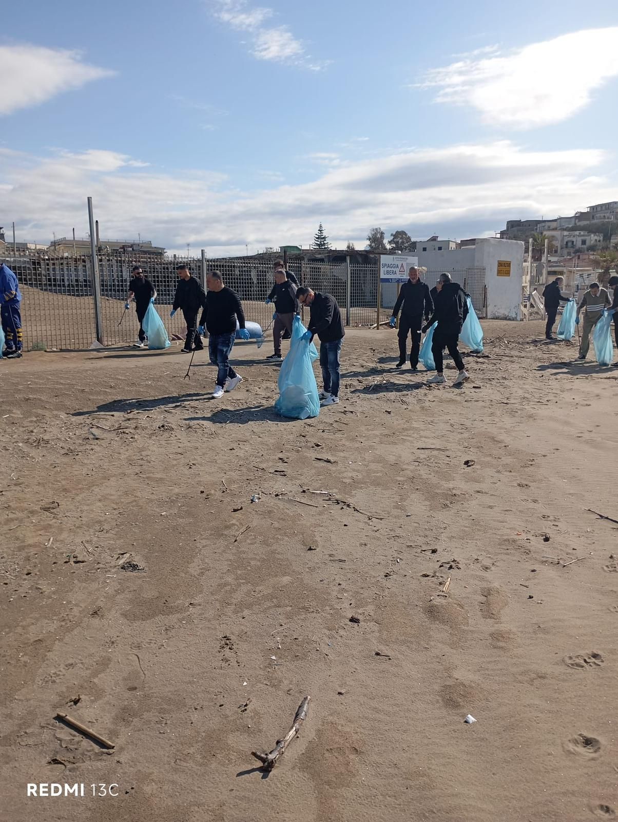 Detenuti e volontari ripuliscono la spiaggia