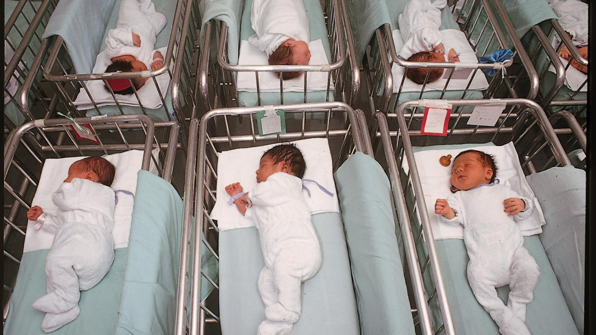 Sempre meno figli e sempre più tardi: i nuovi, drammatici numeri del gelo demografico