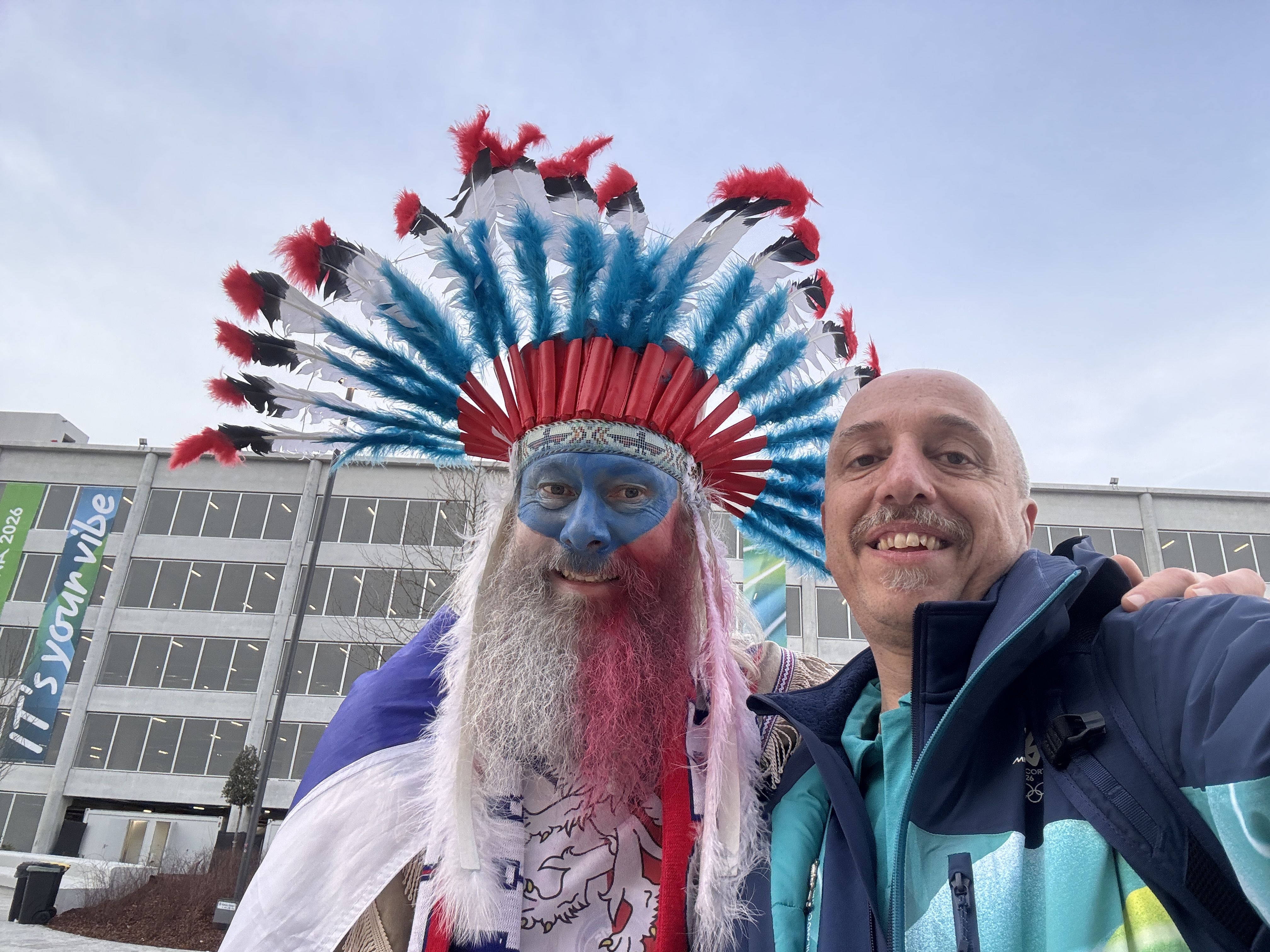 Un'altra immagine di Luca, stavolta assieme a un tifoso dell'hockey