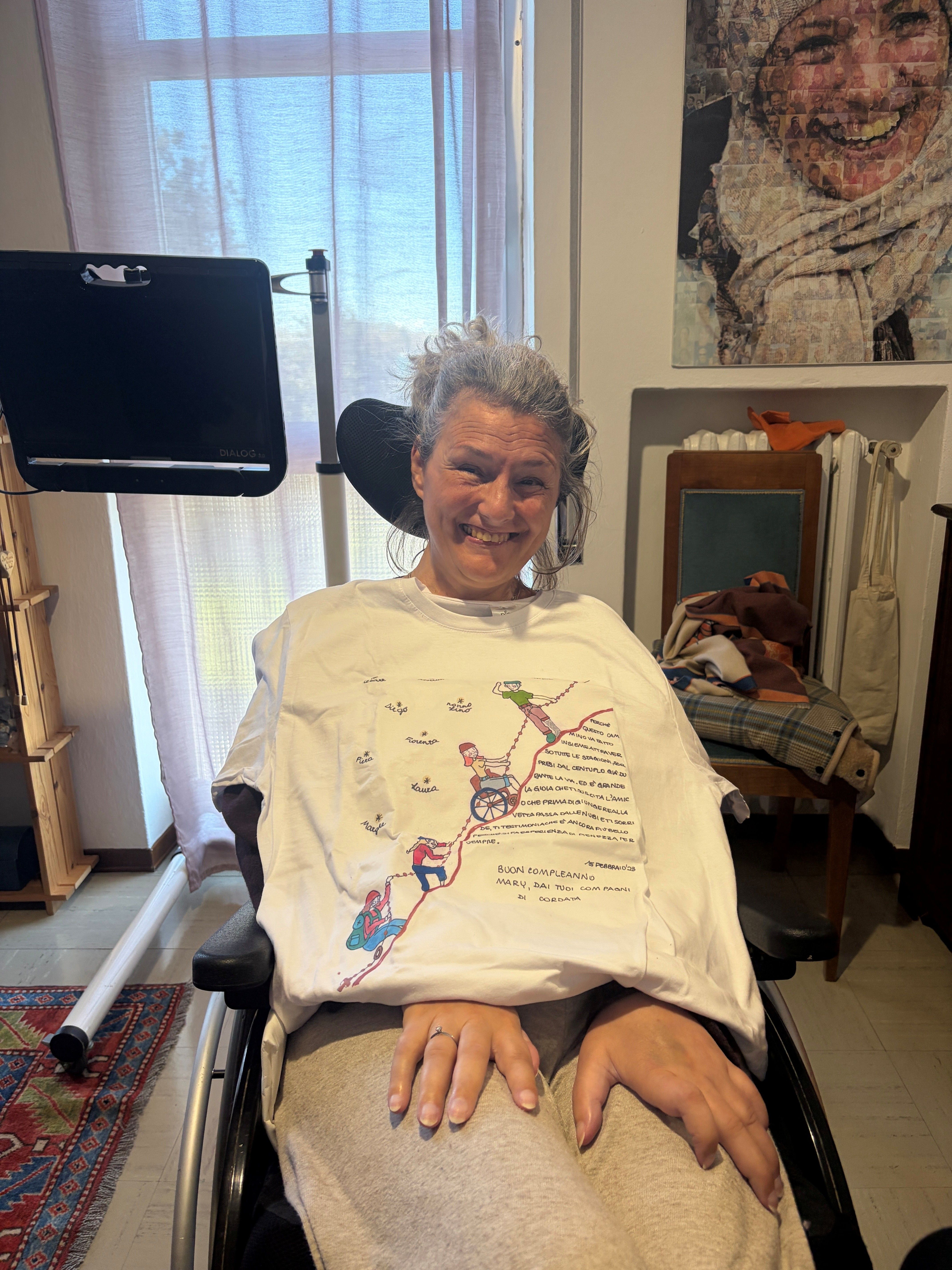 Mary Sangalli con la maglietta della "cordata"