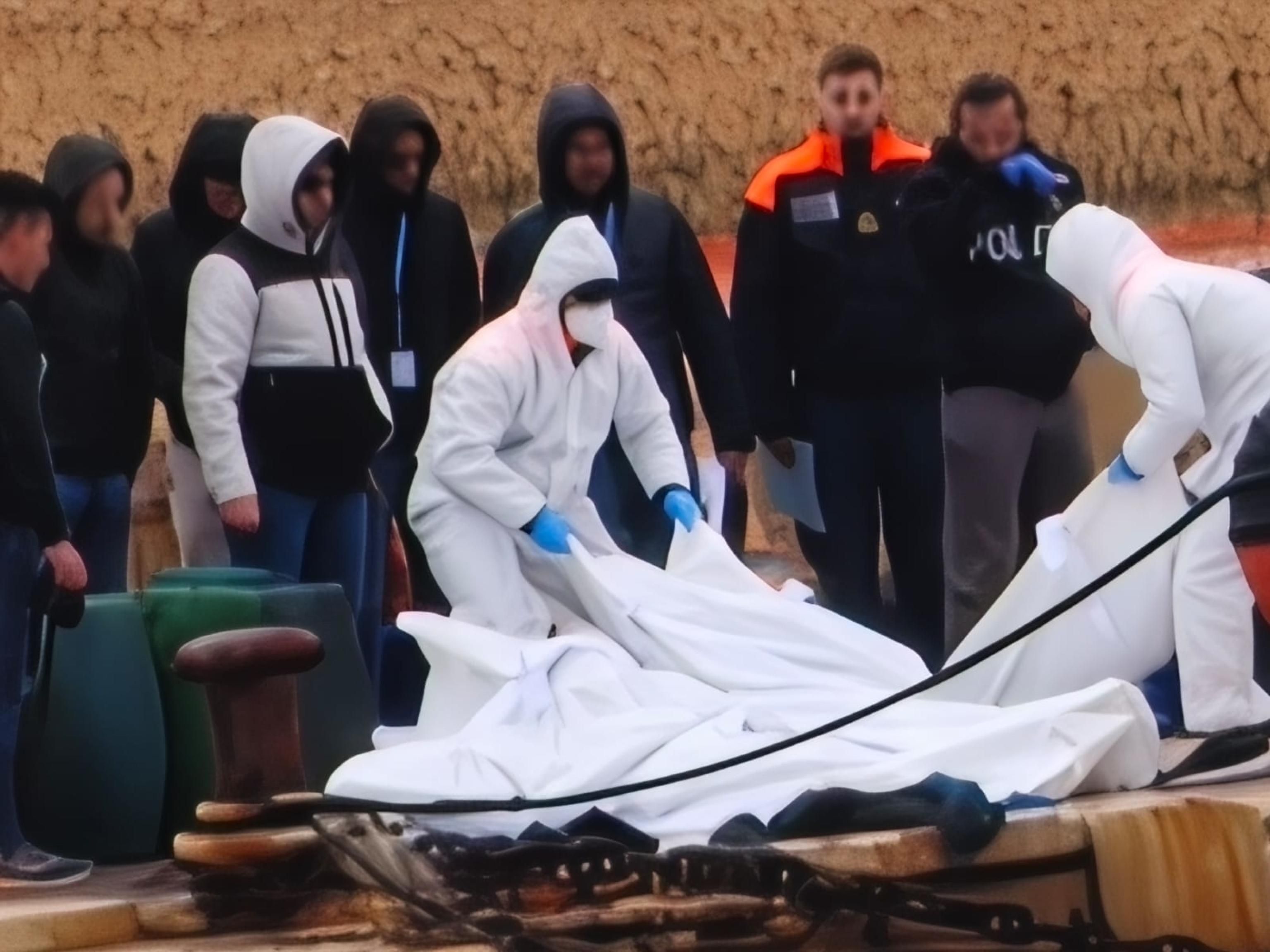 Lo sbarco delle salme a Lampedusa, dopo che la Guardia costiera ha soccorso una barca con cinque migranti in condizioni critiche e diciotto morti / Ansa 
