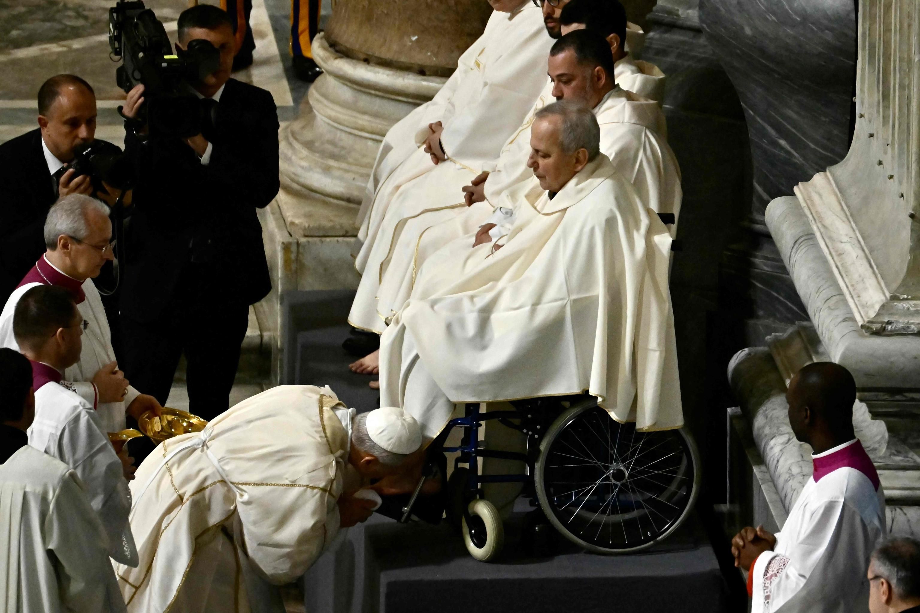 Papa Leone XIV durante il rito della lavanda dei piedi nella Messa in Coena Domini del Giovedì Santo nella Basilica di San Giovanni in Laterano a Roma / AFP