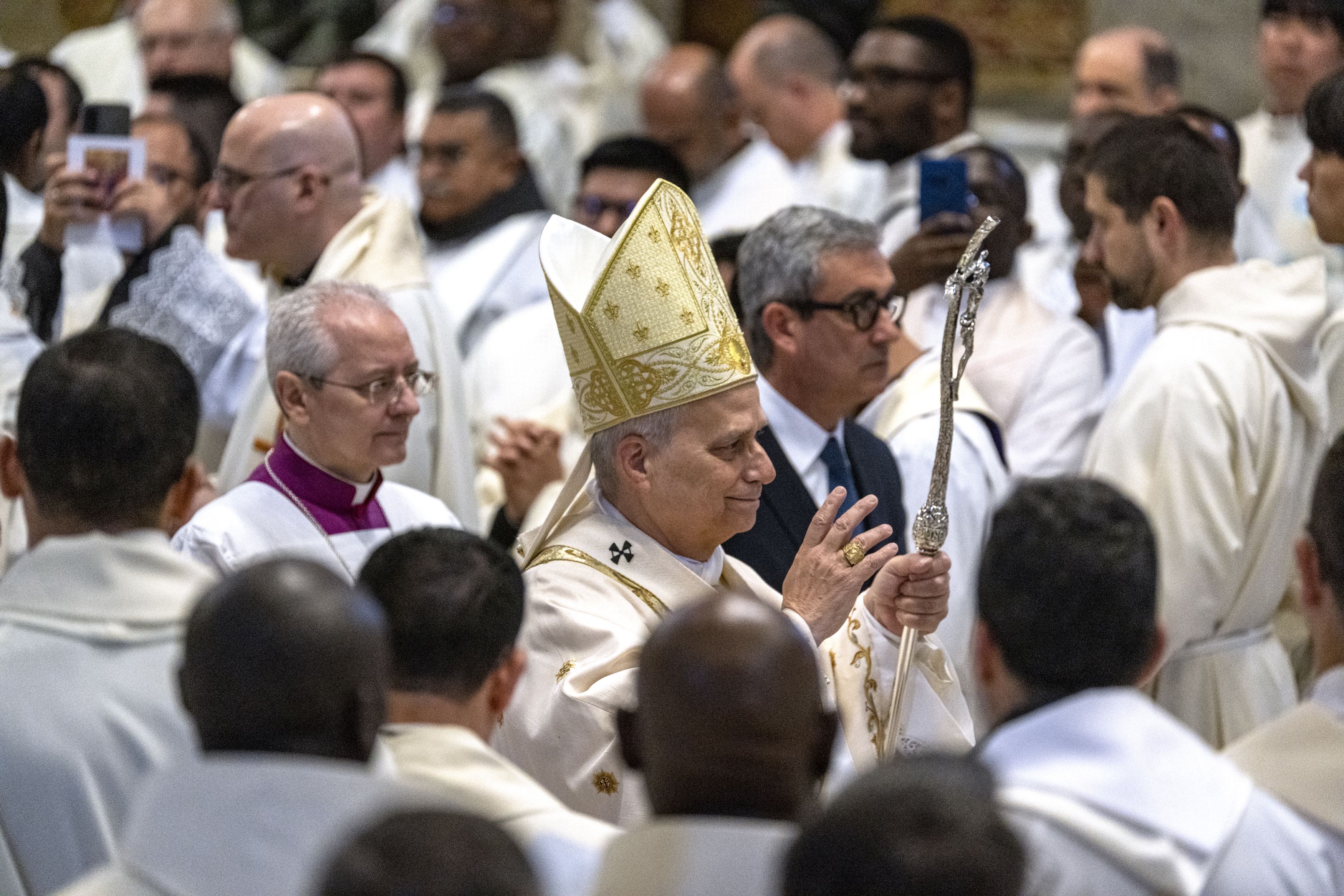 Papa Leone XIV tra i sacerdoti al termine della Messa Crismale nella Basilica di San Pietro, 2 aprile 2026 - (ANSA)