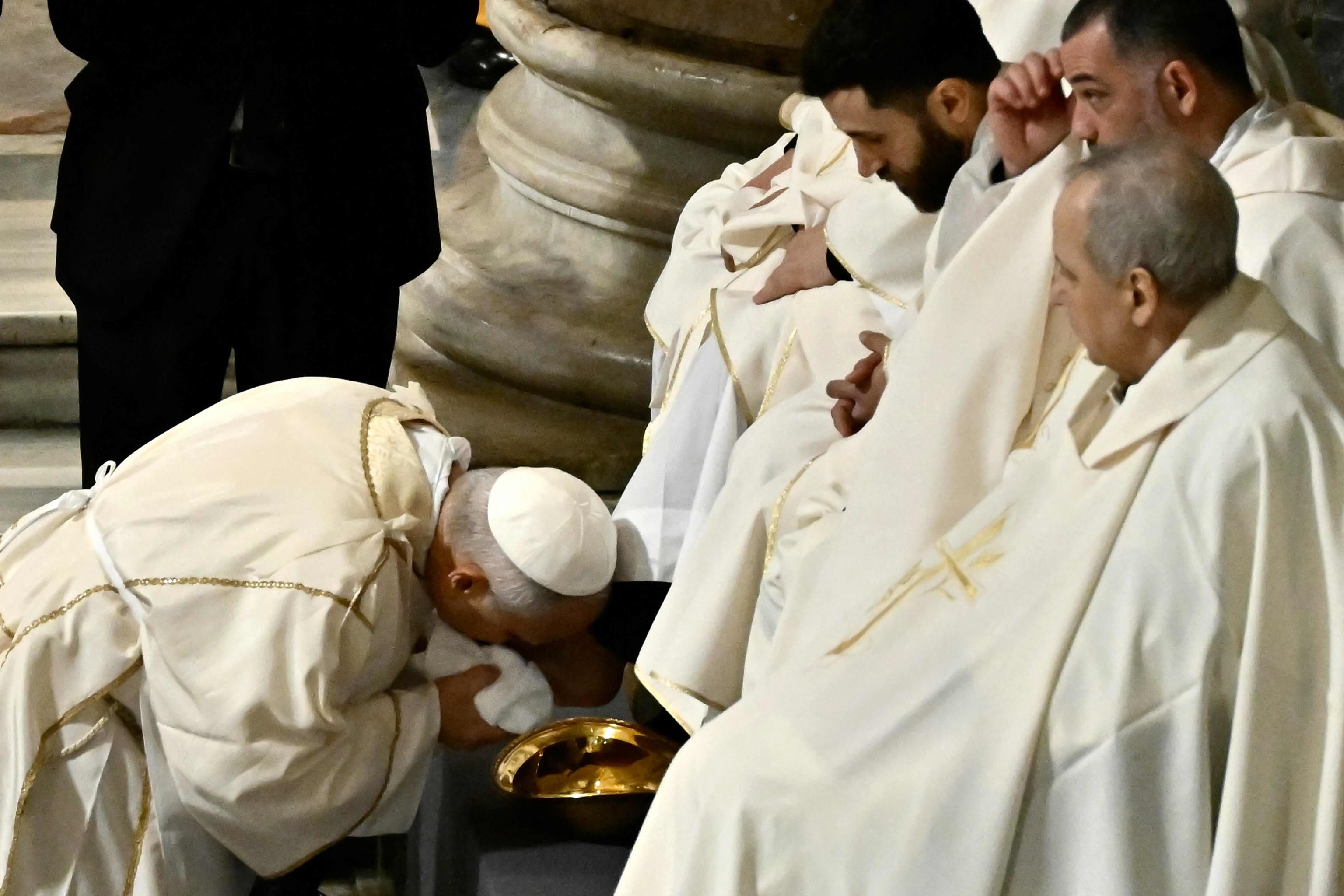 Papa Leone XIV durante il rito della lavanda dei piedi nella Messa in Coena Domini del Giovedì Santo nella Basilica di San Giovanni in Laterano a Roma / AFP