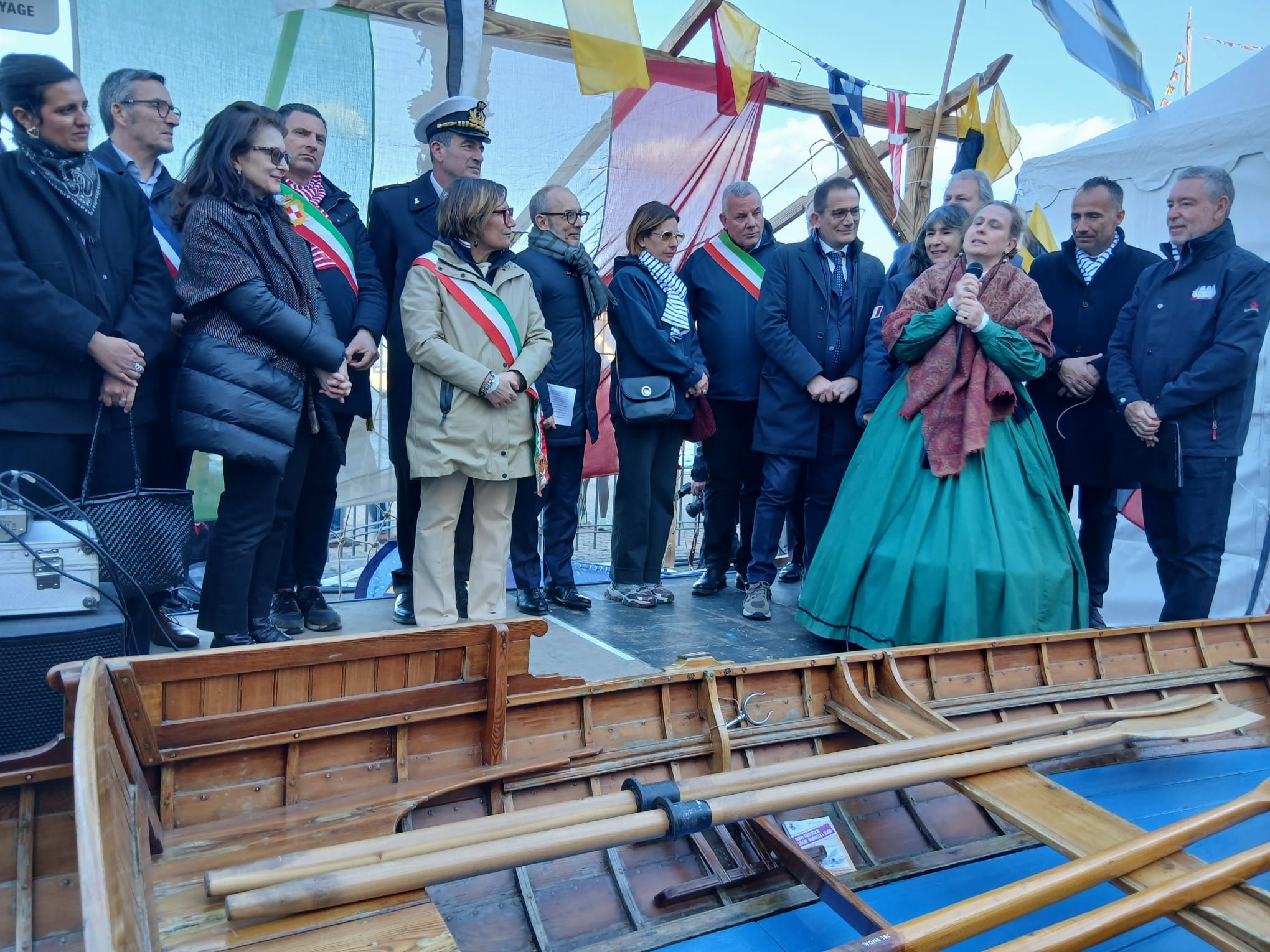 Il palco gremito per inaugurare il Villaggio Italia