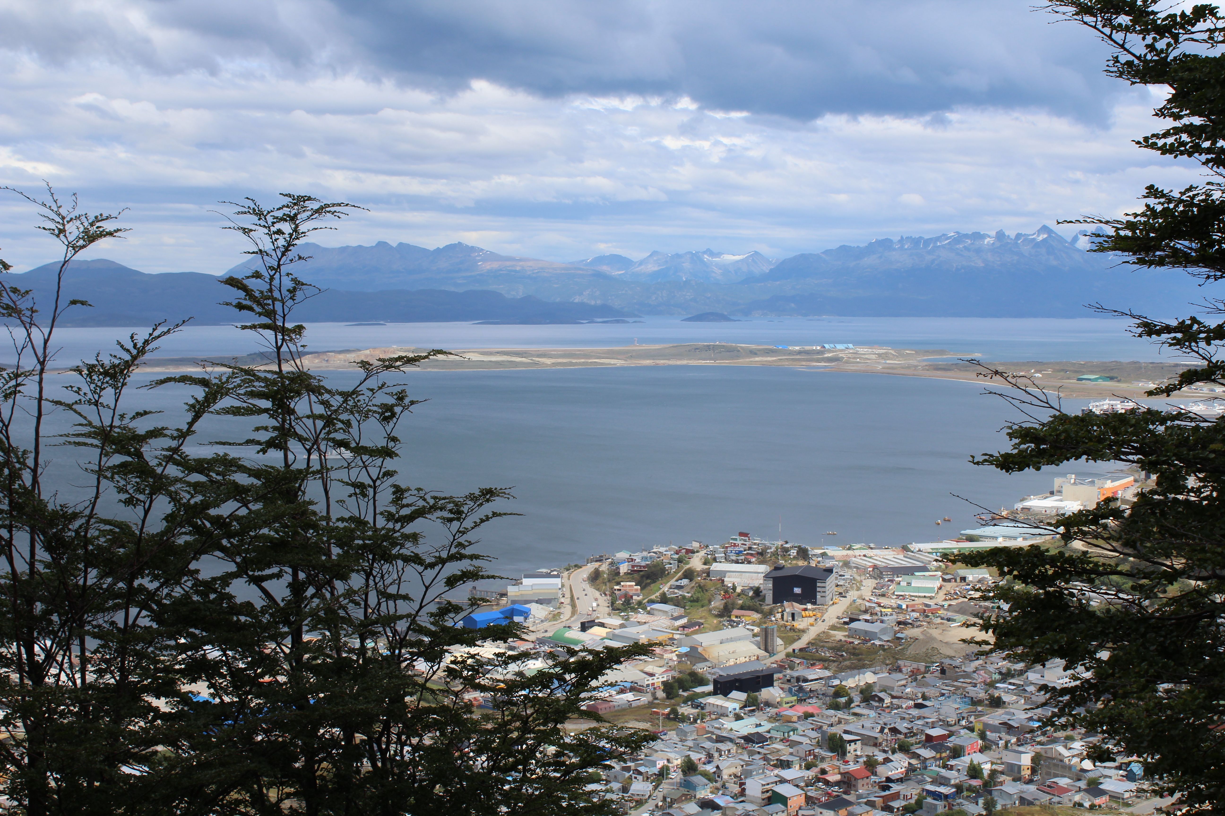 Una veduta di Ushuaia, la città più a Sud del mondo, nella Patagonia argentina